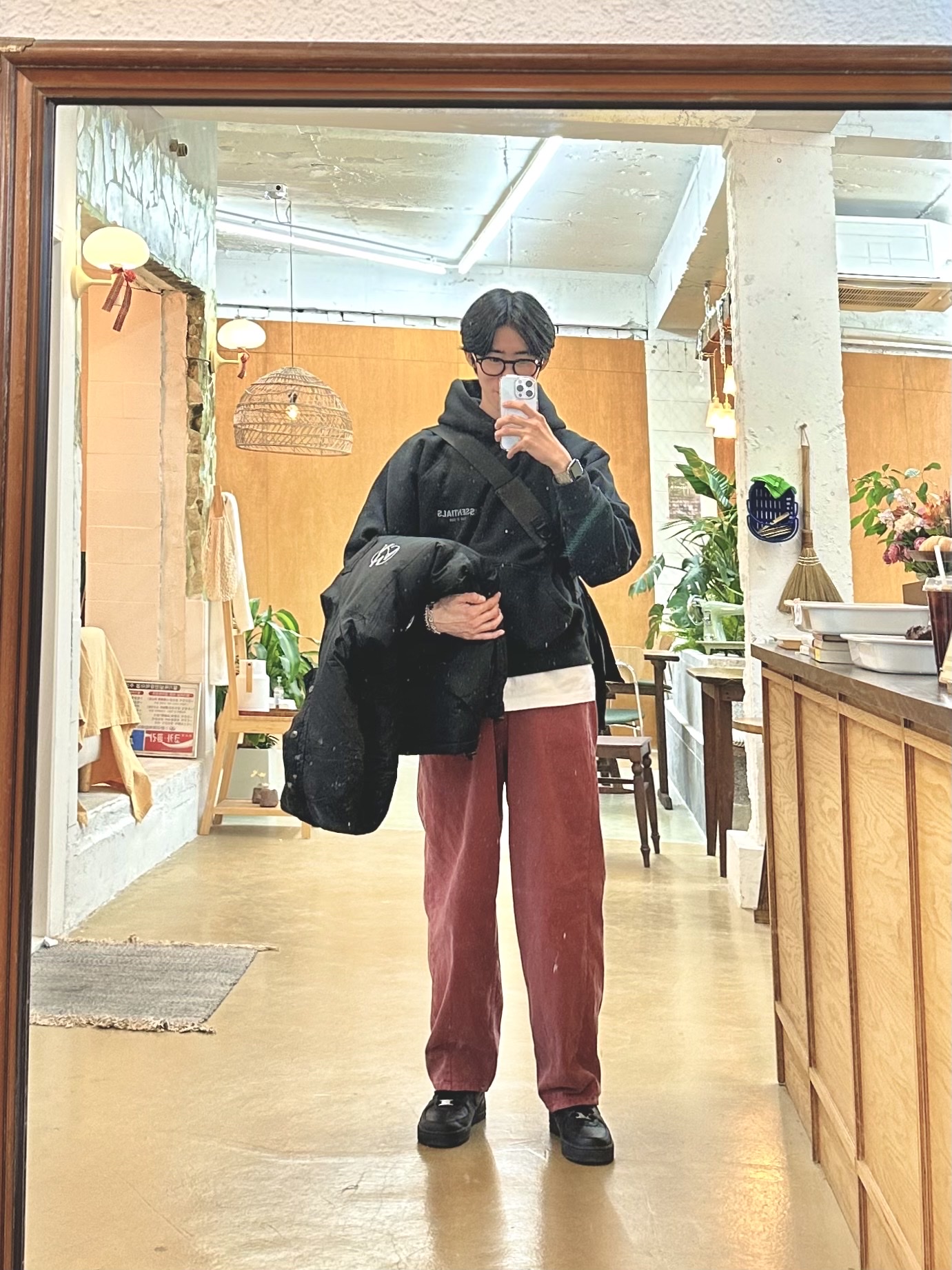 Nike x Supreme Air Force 1 Low Black, Essentials The Core Collection Pullover Hoodie Black 착용 스타일