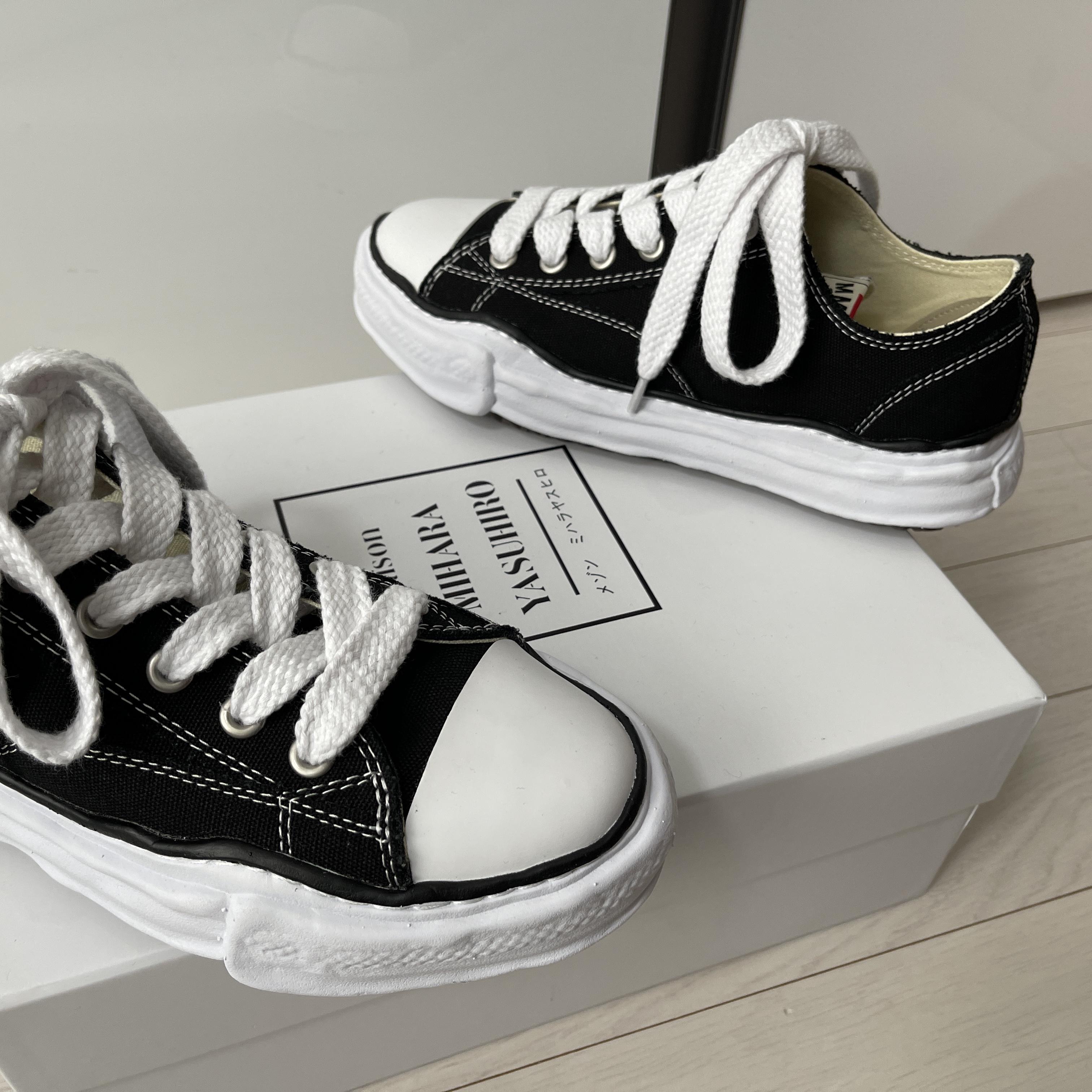Maison Mihara Yasuhiro Peterson OG Sole Canvas Low Sneakers Black 착용 스타일 - 1