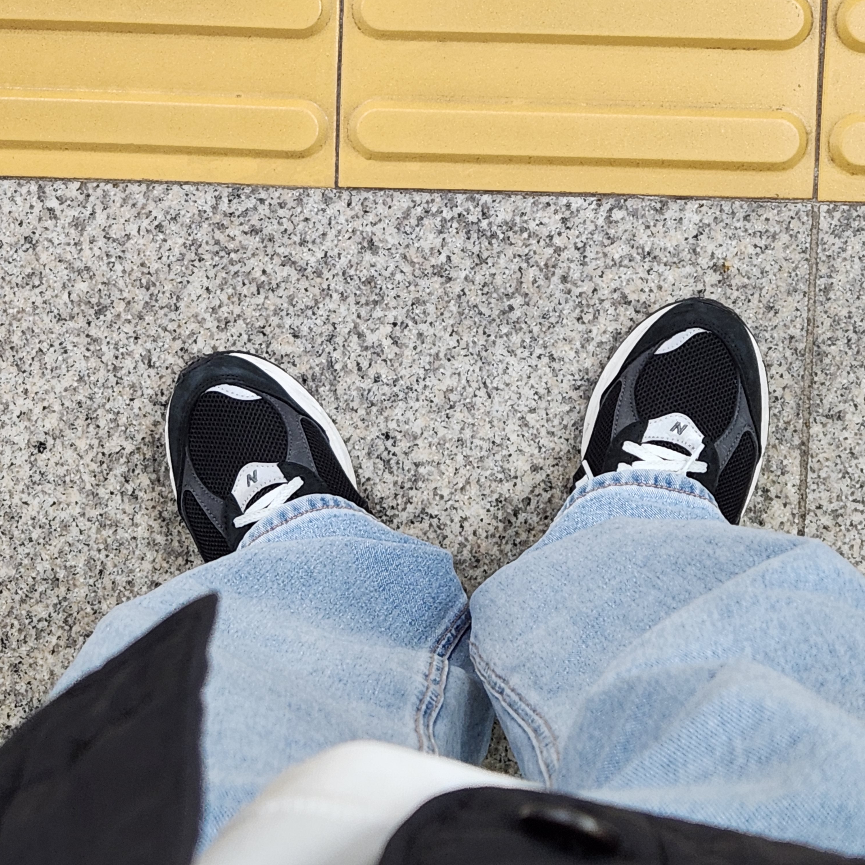 New Balance 2002R Premium Vintage Black 착용 스타일 - 1
