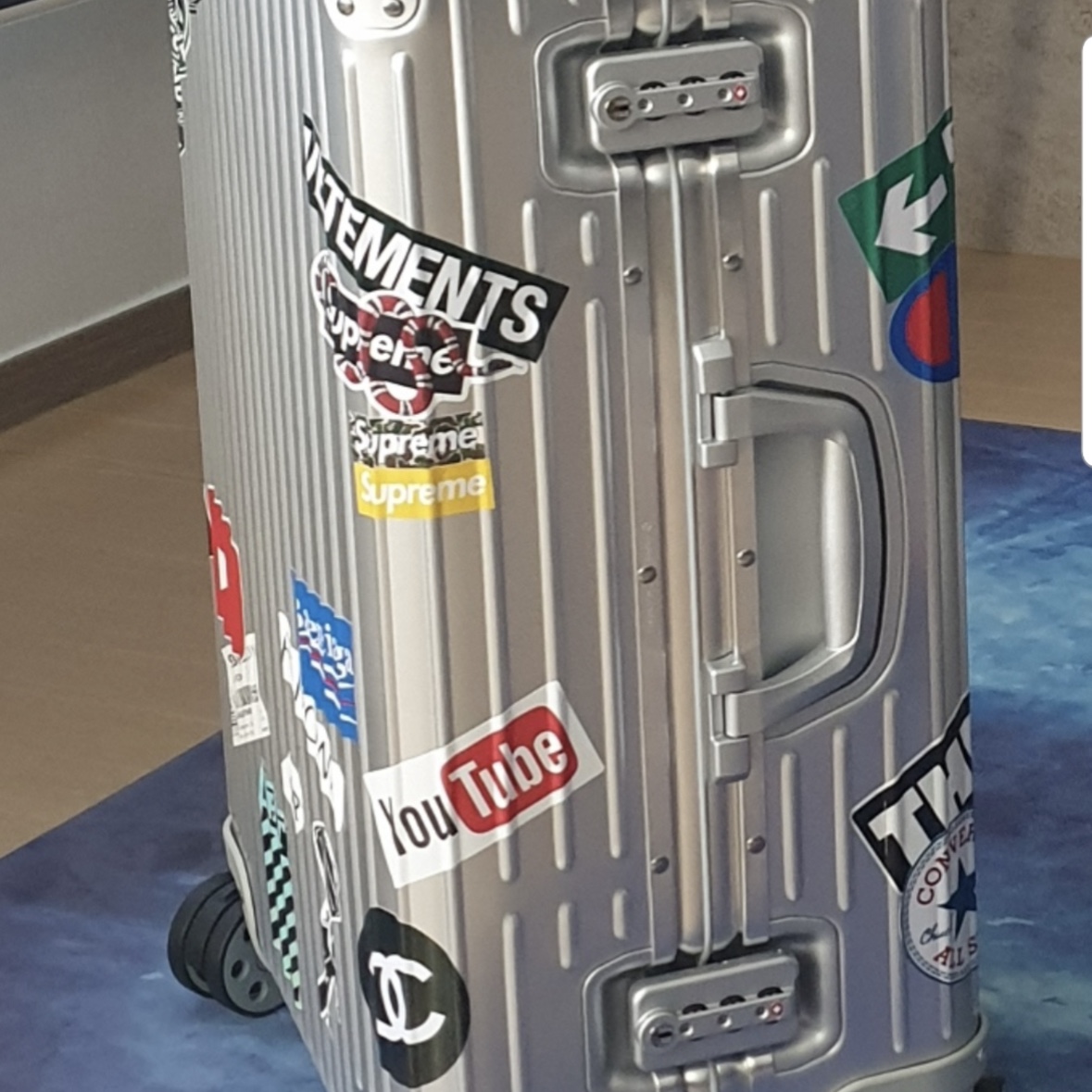 Rimowa Original Cabin Aluminium Suitcase Silver 착용 스타일 - 3