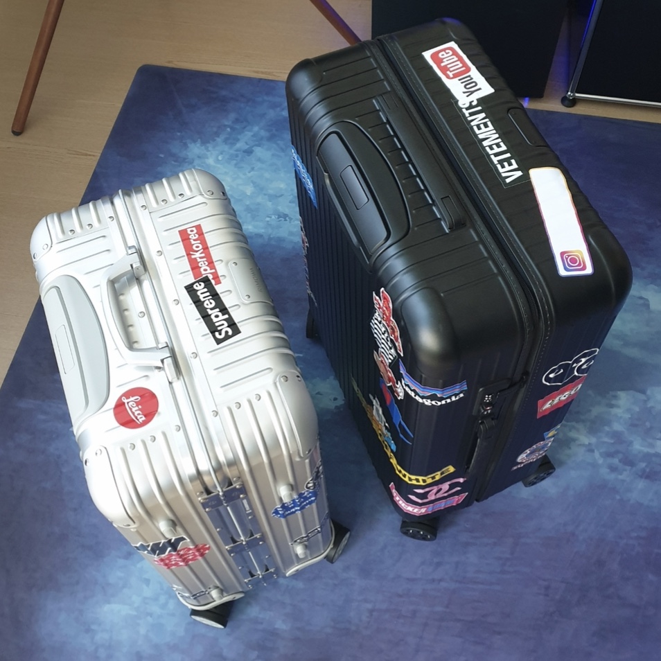Rimowa Essential Check-In Large Polycarbonate Suitcase Matte Black 착용 스타일 - 4