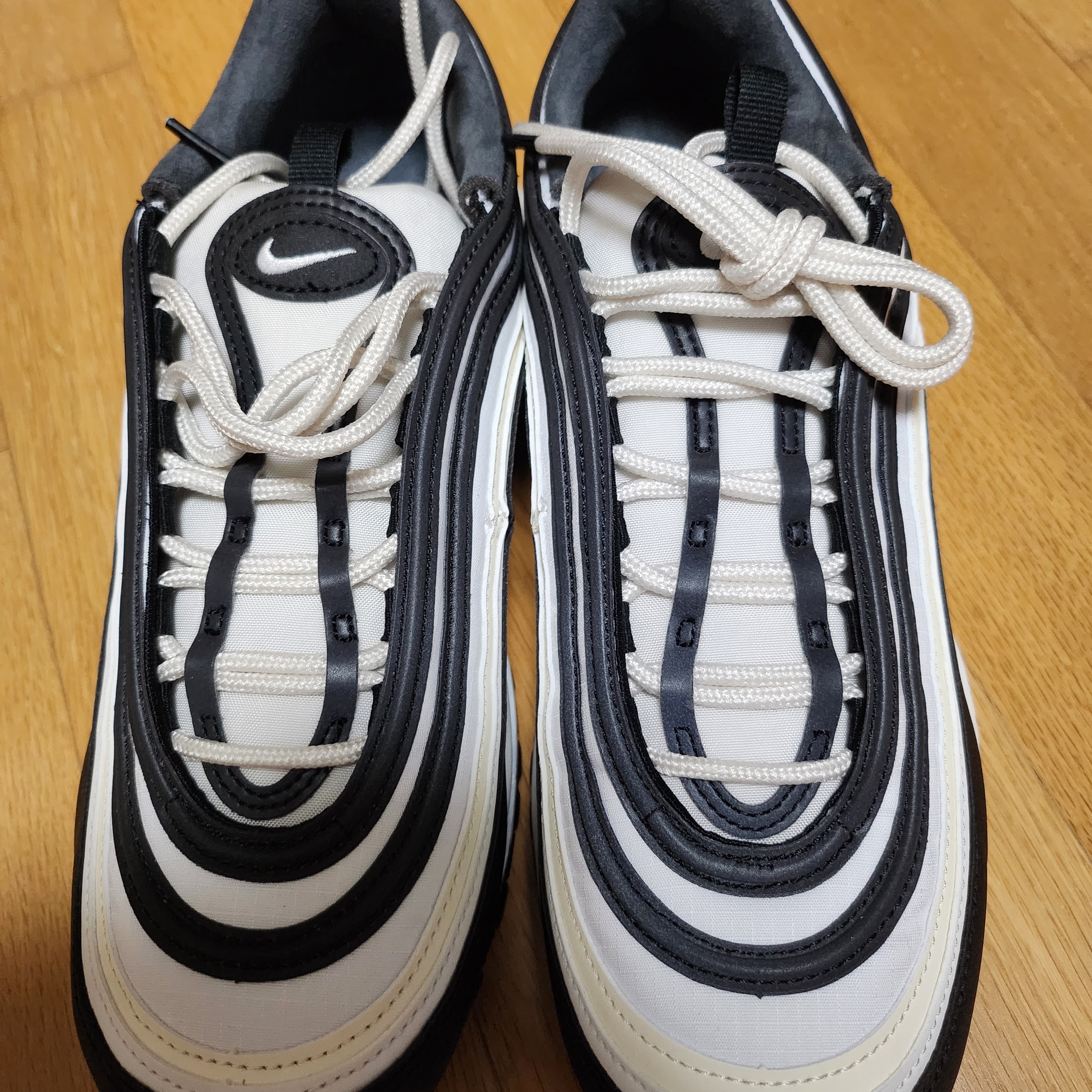 Nike Air Max 97 Black Phantom 착용 스타일