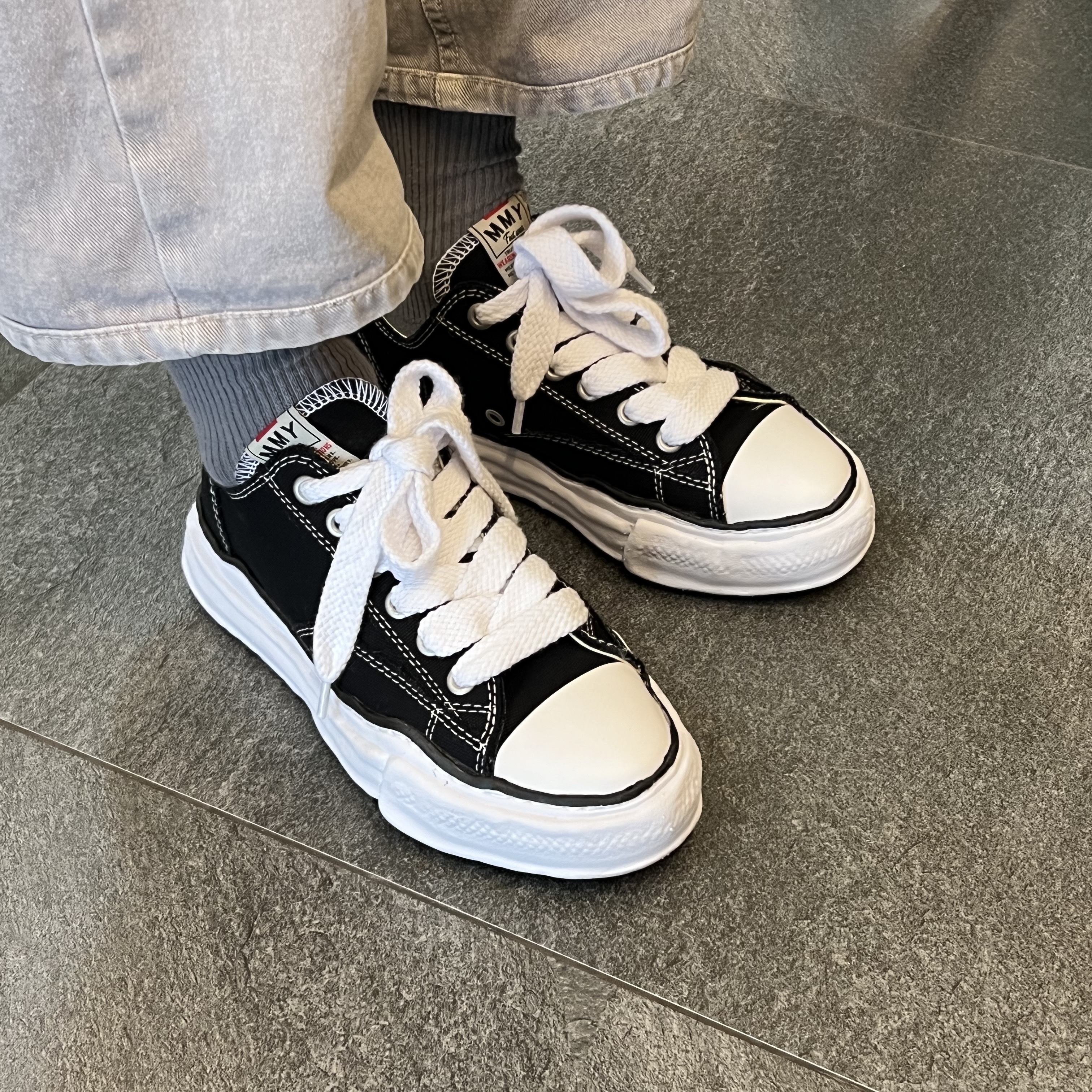 Maison Mihara Yasuhiro Peterson OG Sole Canvas Low Sneakers Black 착용 스타일 - 3
