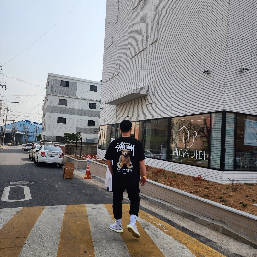 Stussy Built Tough T-Shirt Black, Adidas Yeezy Boost 350 V2 Zebra 2022/2023 착용 스타일 - 2