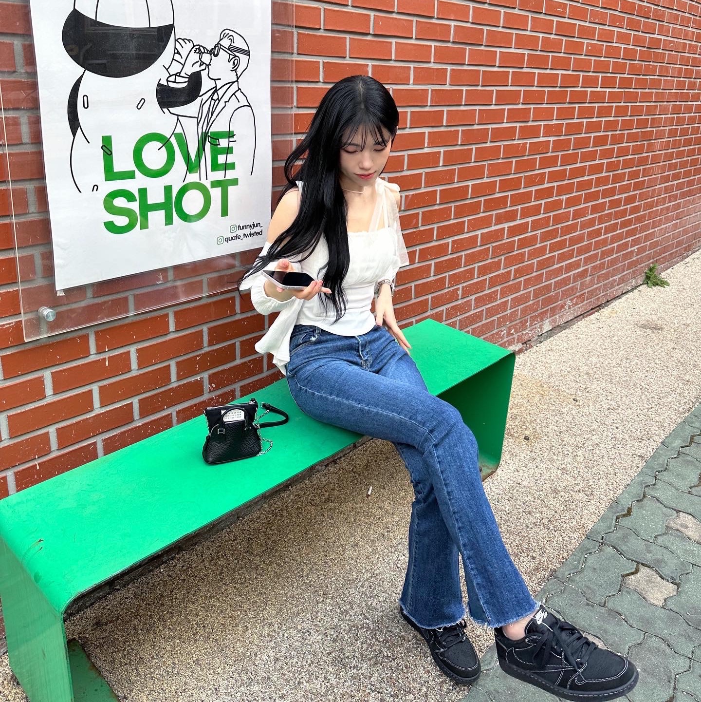 Maison Margiela 5AC Classique Baby Bag Black, Jordan 1 x Travis Scott Retro Low OG SP Black Phantom 착용 스타일 - 1