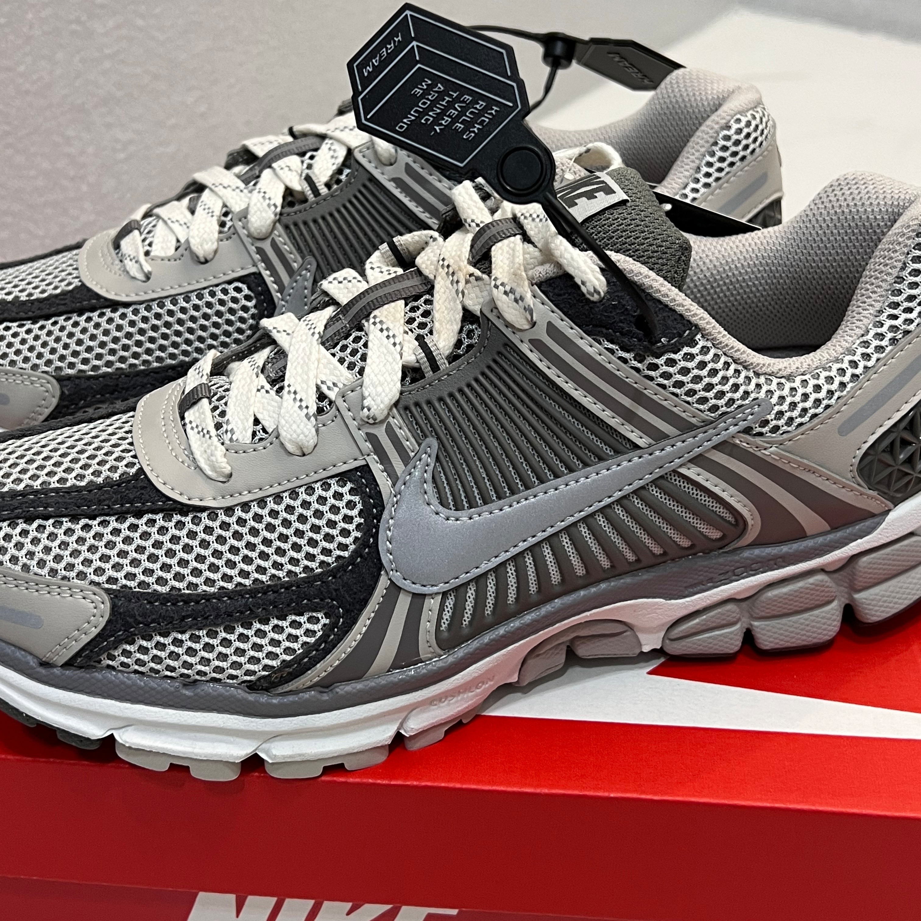 Nike Zoom Vomero 5 PRM Light Iron Ore and Flat Fewter 착용 스타일