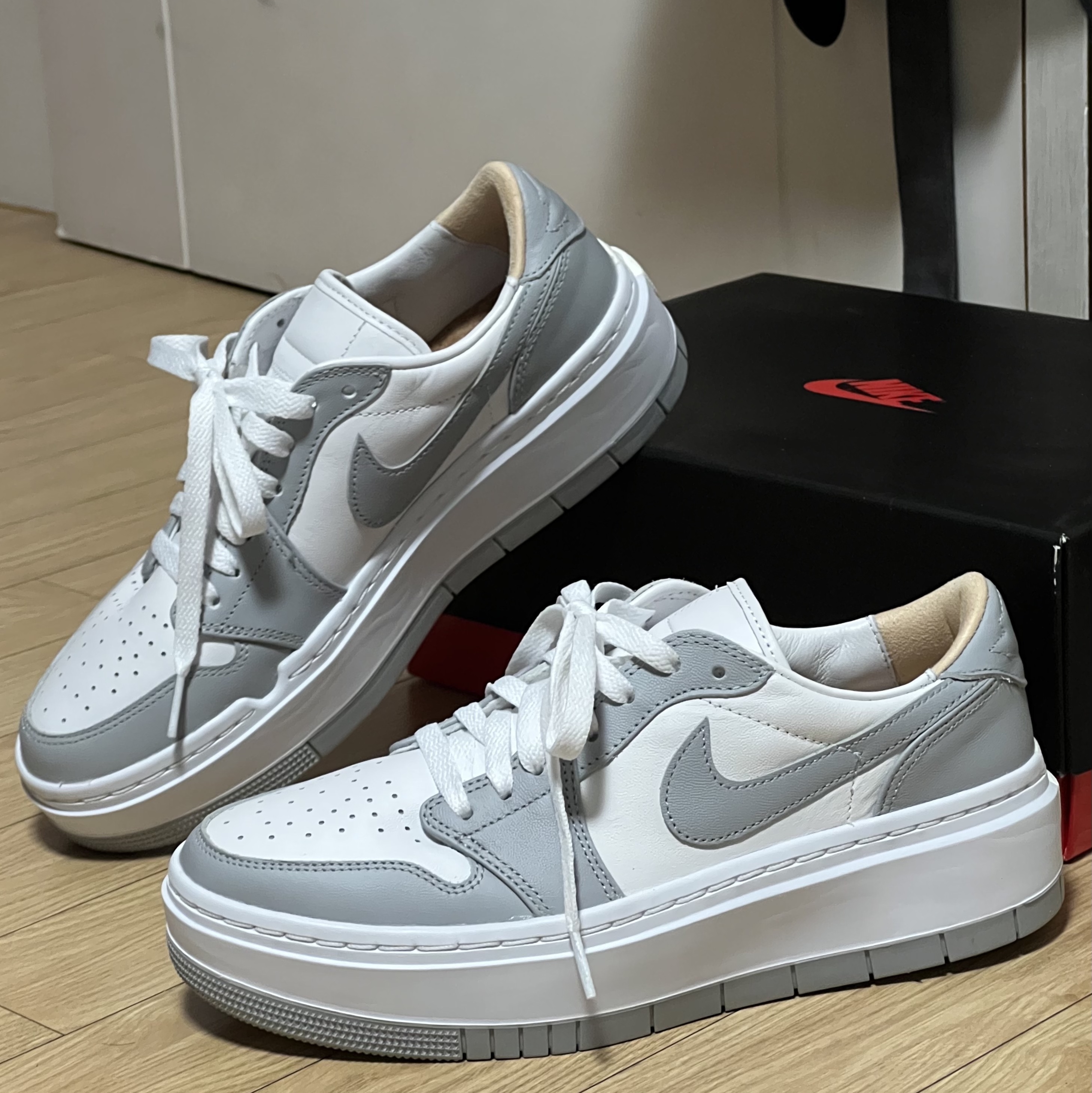 (W) Jordan 1 Elevate Low White and Wolf Grey 착용 스타일 - 1