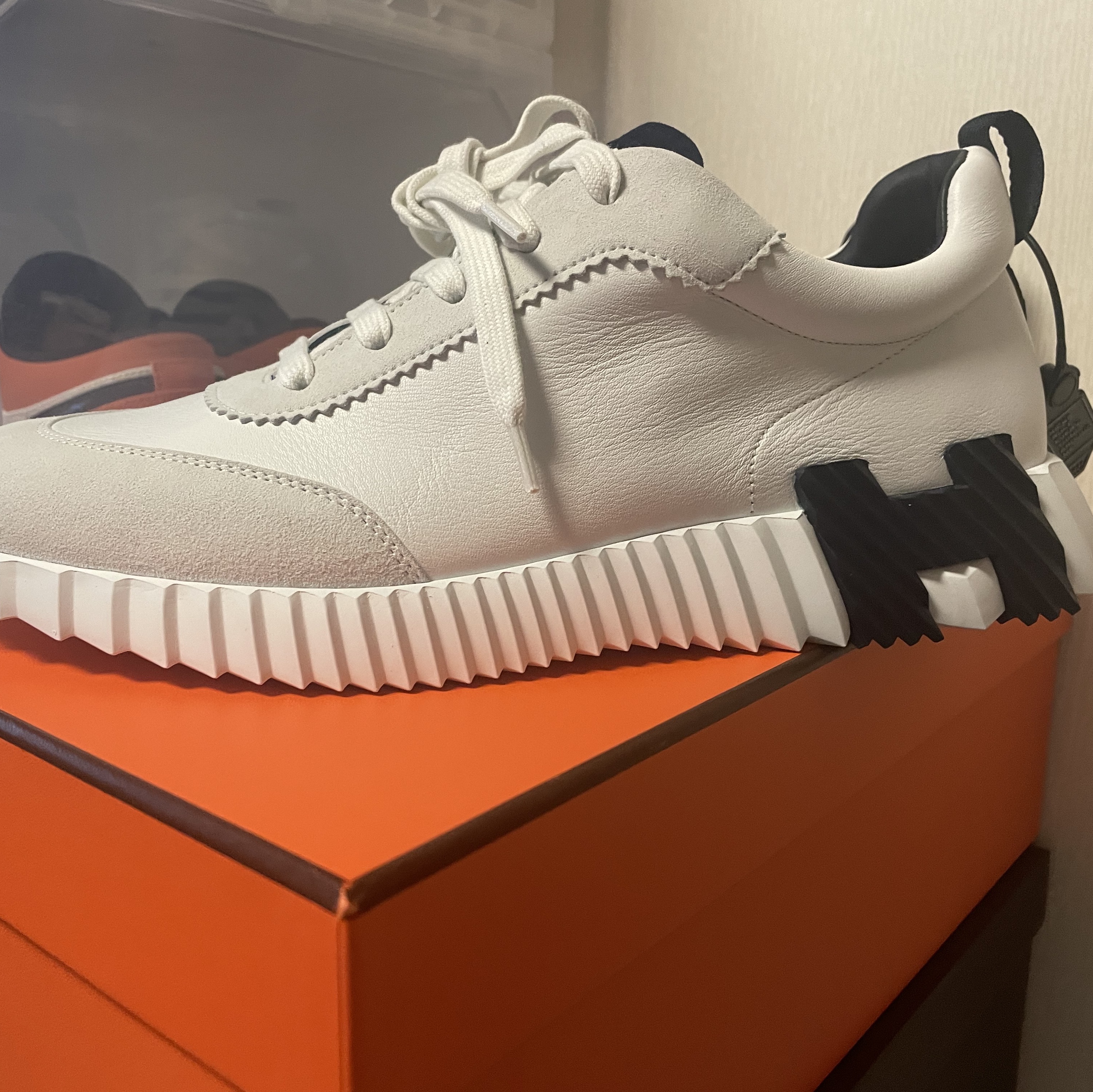 Hermes Bouncing Sneakers Calfskin Suede Goatskin & Blanc 착용 스타일