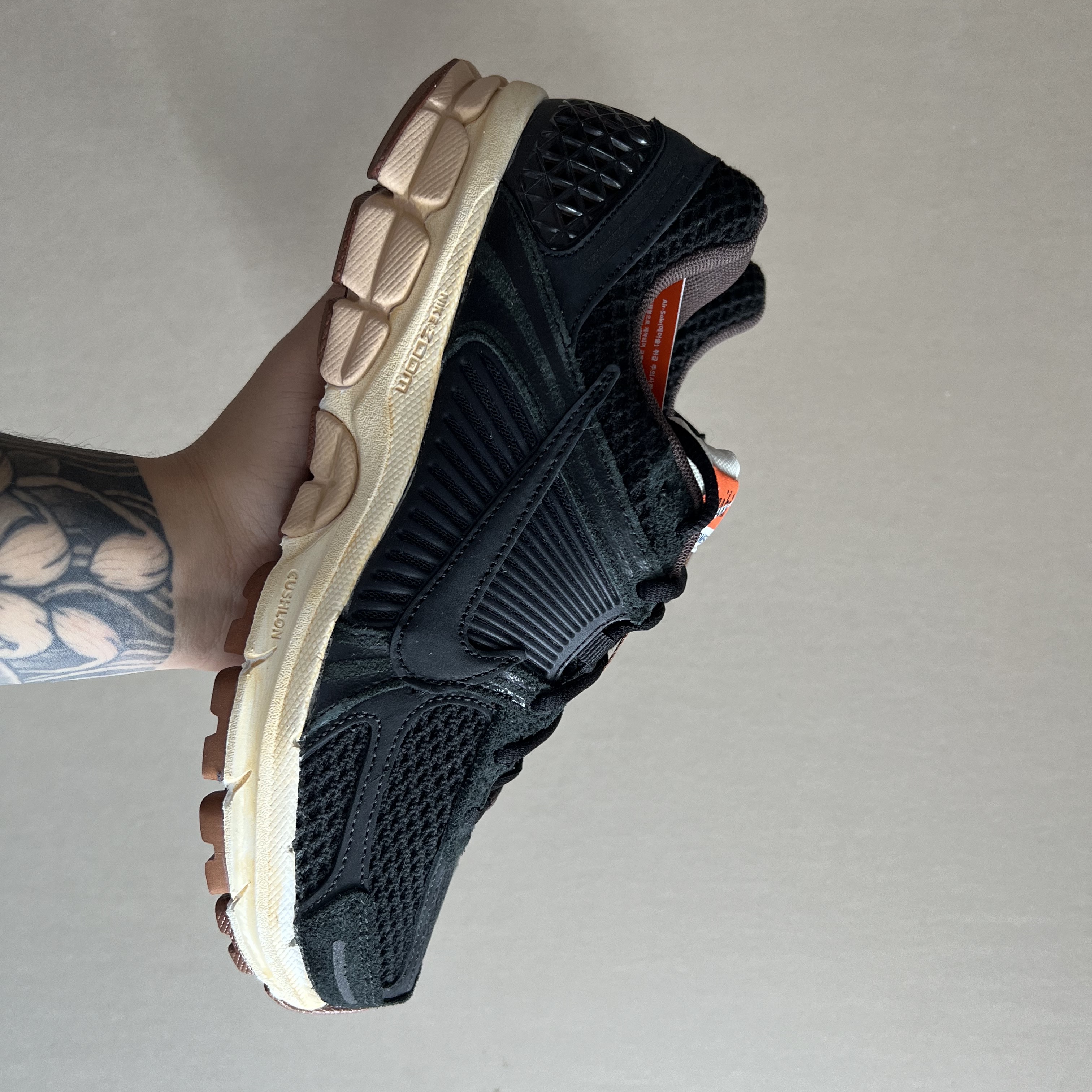(W) Nike Zoom Vomero 5 Black 착용 스타일