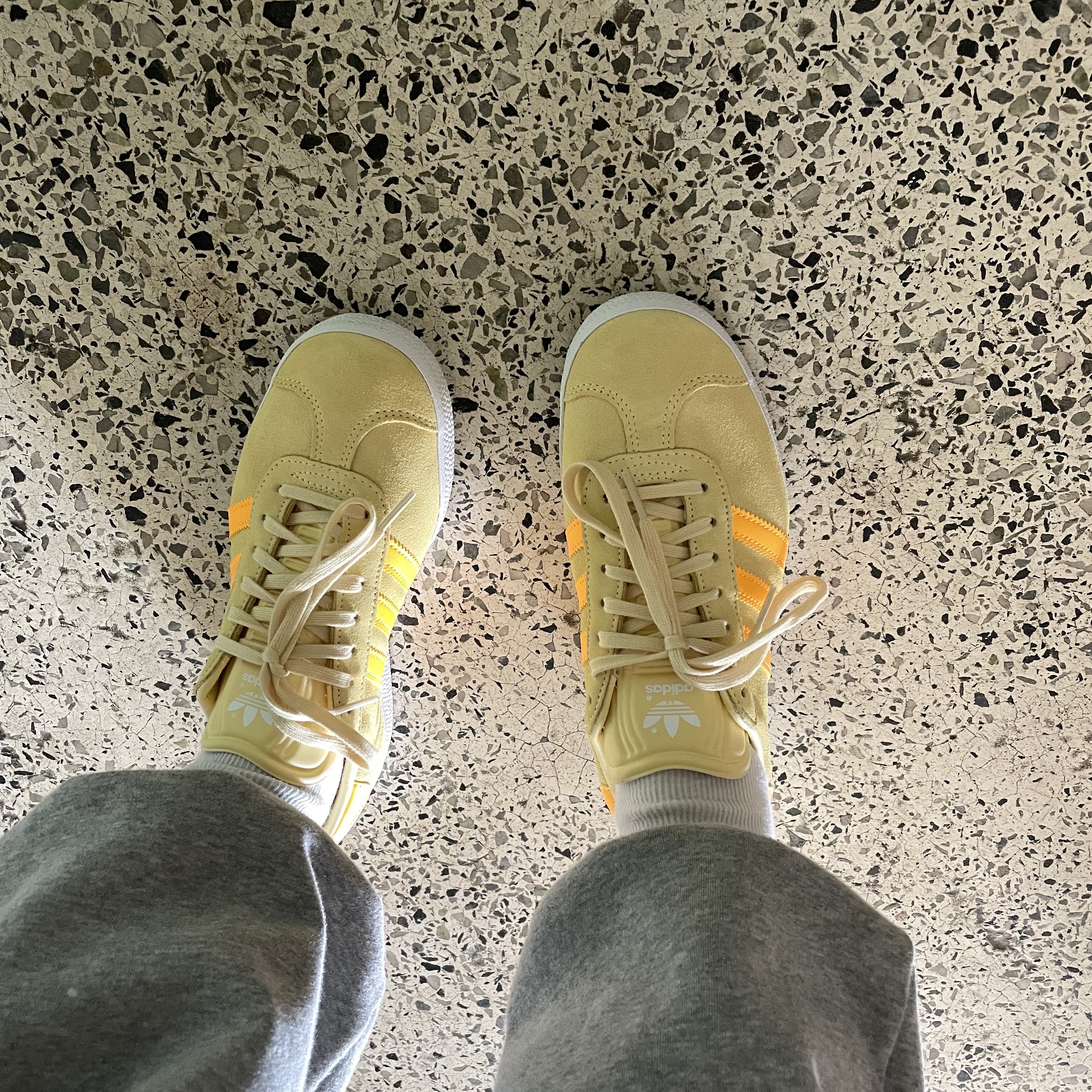 (W) Adidas Gazelle Almost Yellow Solar Gold 착용 스타일 - 3