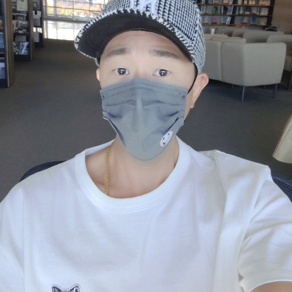 Maison Kitsune Grey Fox Head Patch Classic T-Shirt White 착용 스타일 - 1