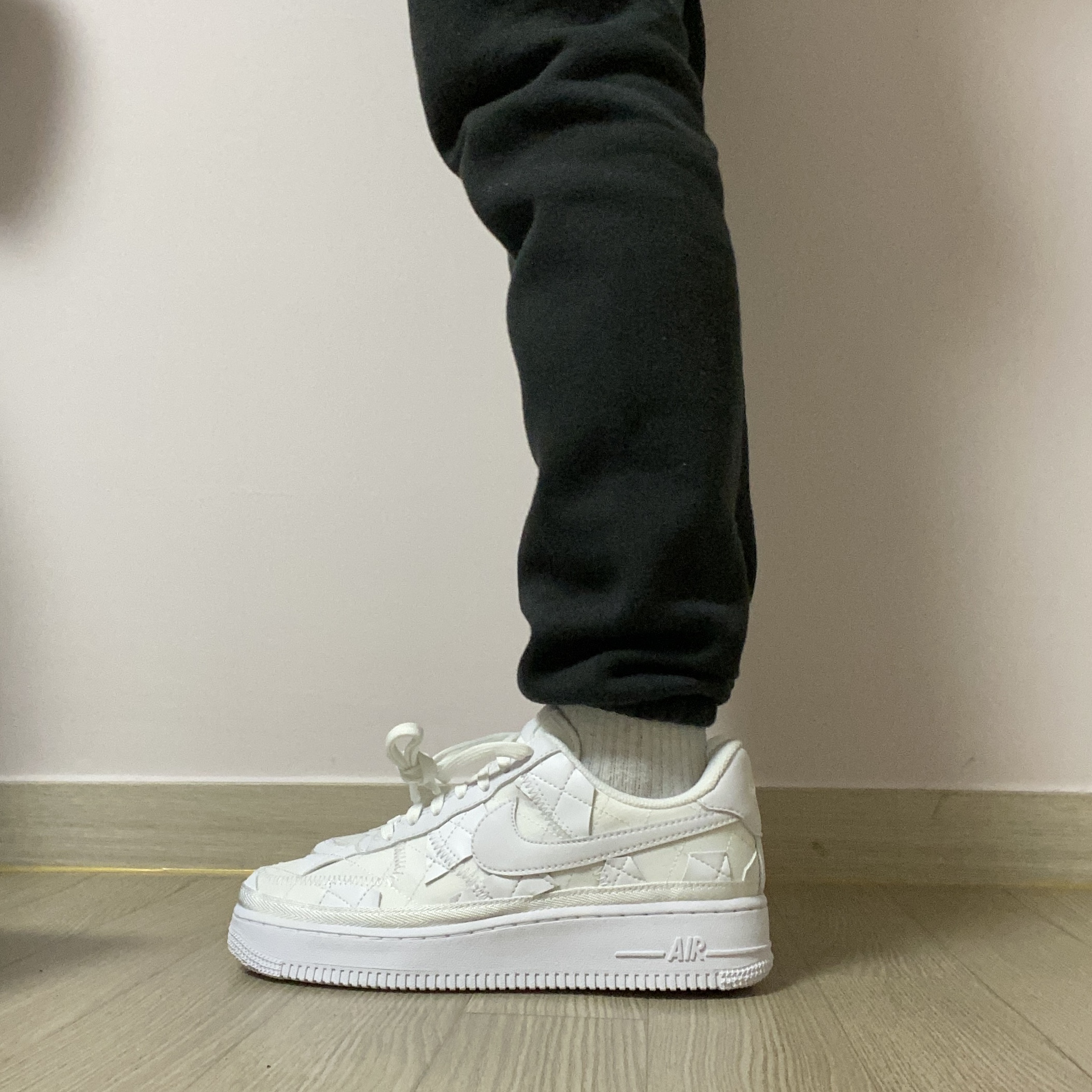 Nike x Billie Eilish Air Force 1 Low SP Triple White 착용 스타일 - 3
