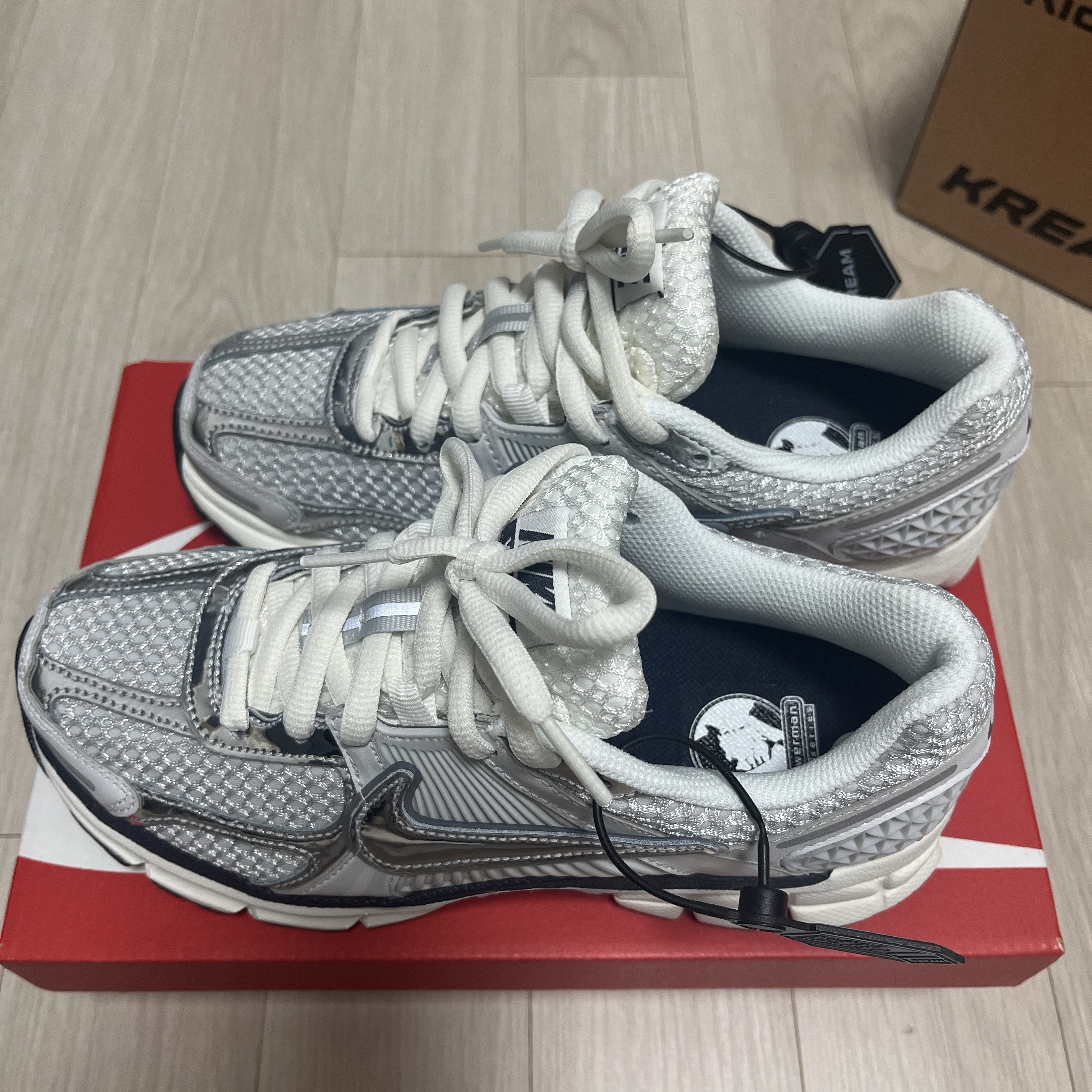 (W) Nike Zoom Vomero 5 Photon Dust and Metallic Silver 착용 스타일