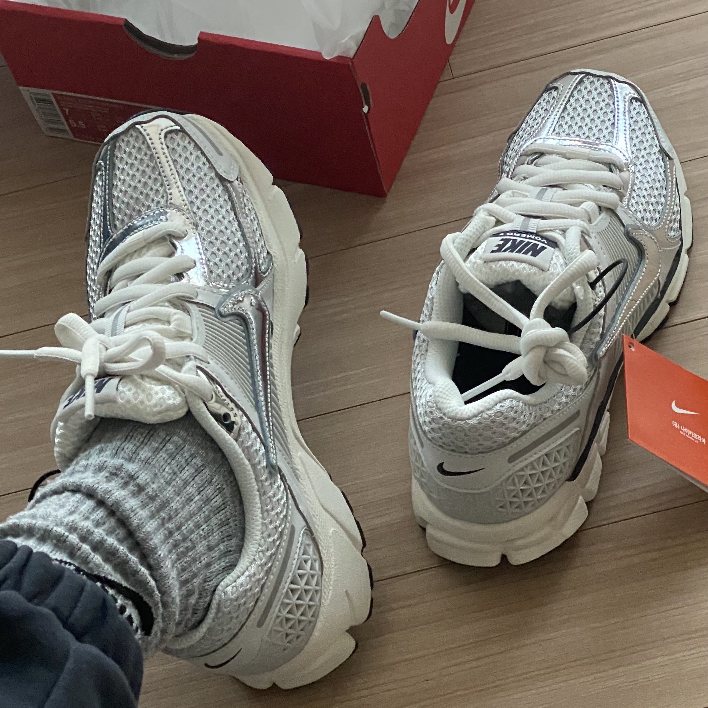 (W) Nike Zoom Vomero 5 Photon Dust and Metallic Silver 착용 스타일