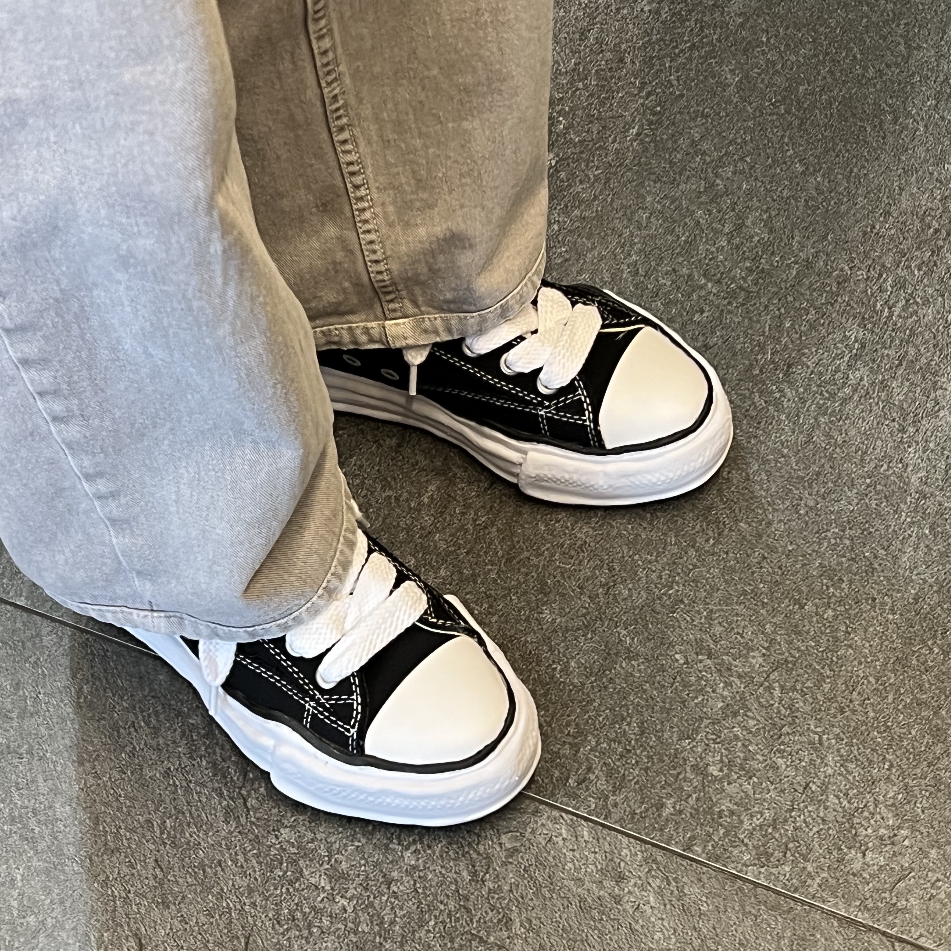 Maison Mihara Yasuhiro Peterson OG Sole Canvas Low Sneakers Black 착용 스타일 - 1