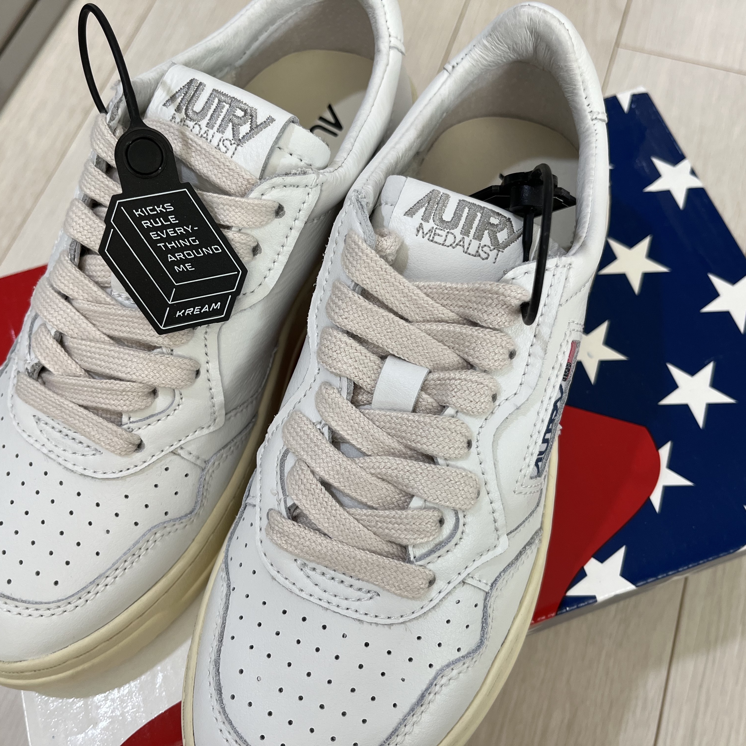 (W) Autry Medalist Low Leather Sneakers White 착용 스타일 - 1