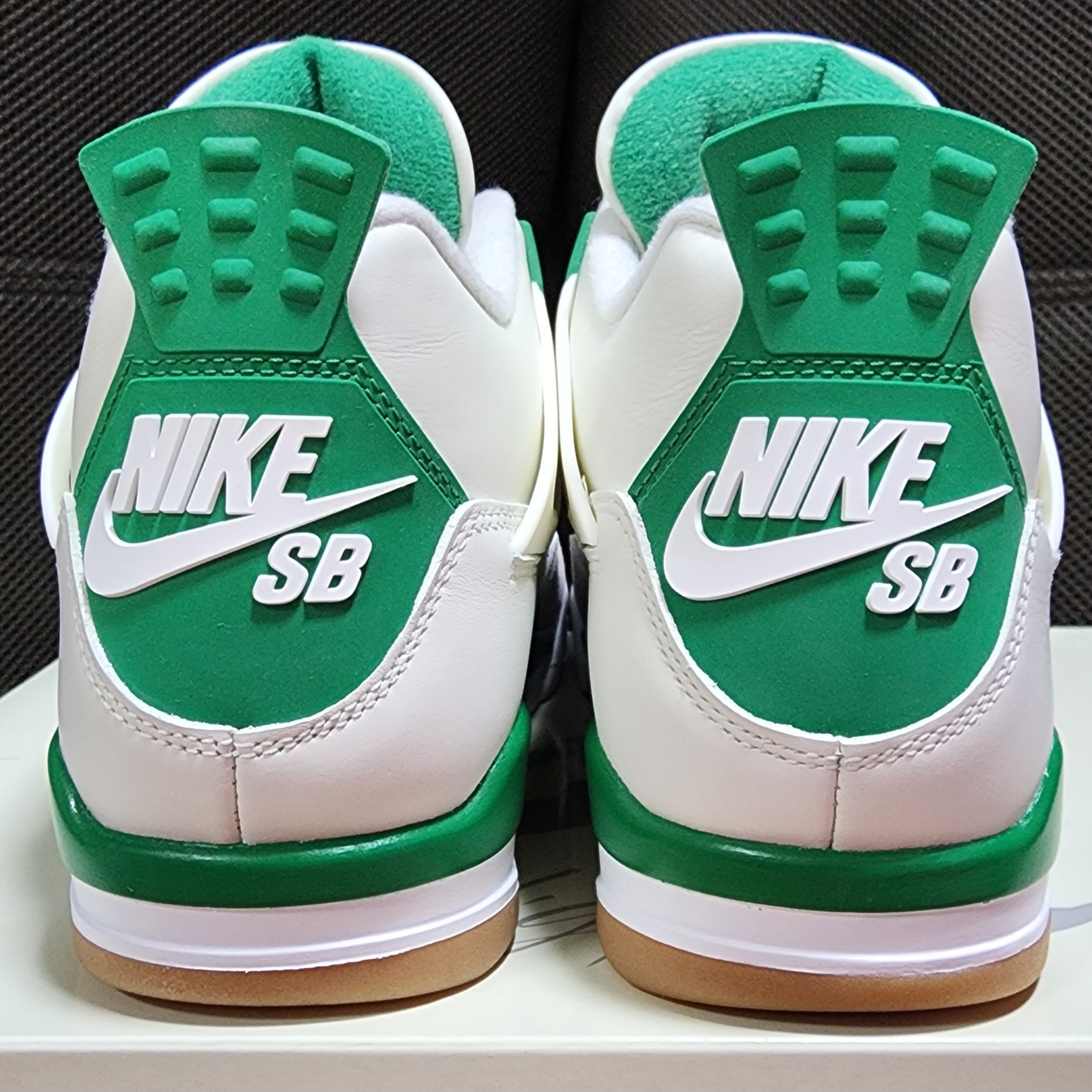Jordan 4 x Nike SB Retro SP Pine Green 착용 스타일 - 1