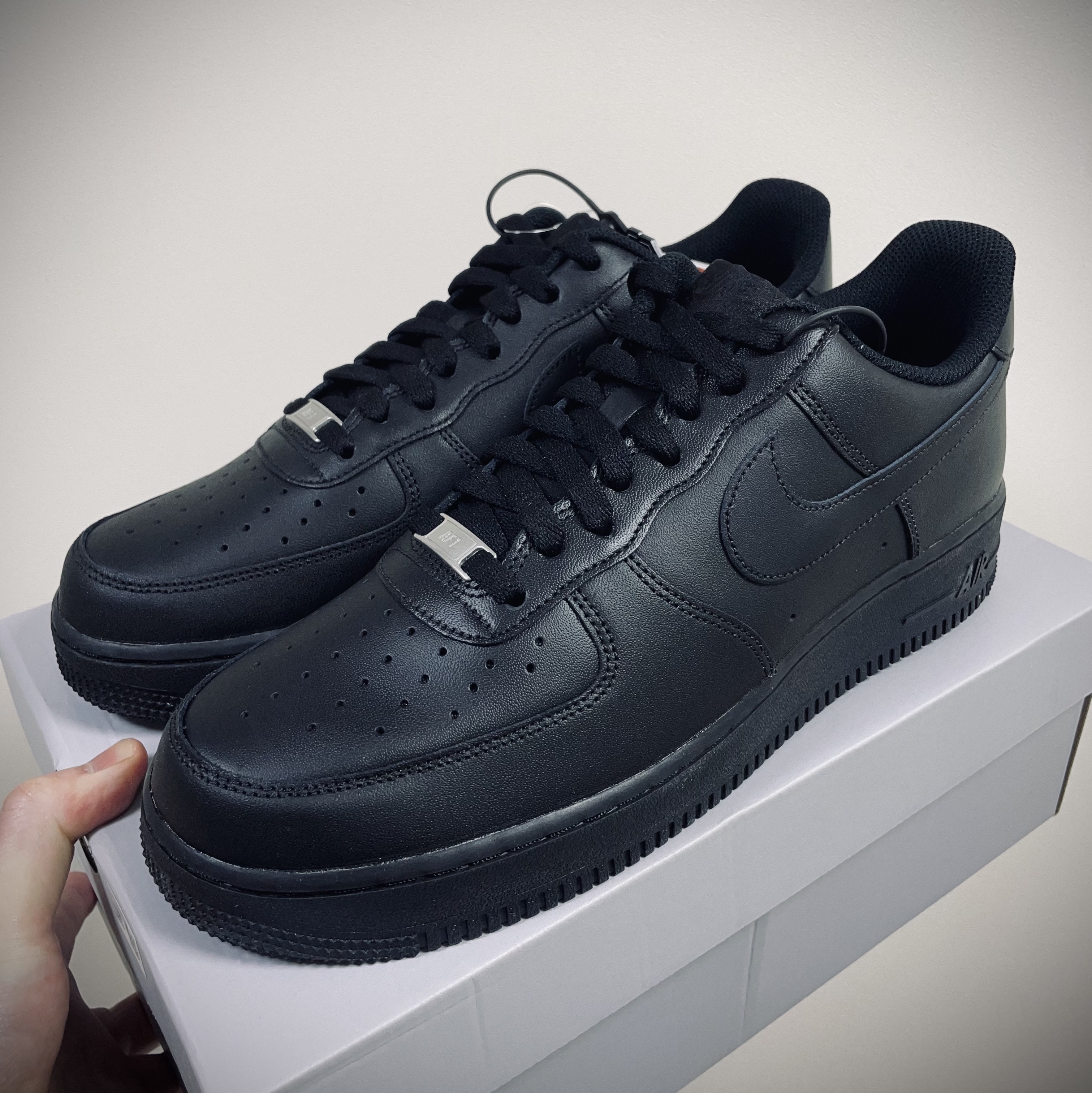 Nike Air Force 1 '07 Low Triple Black 착용 스타일
