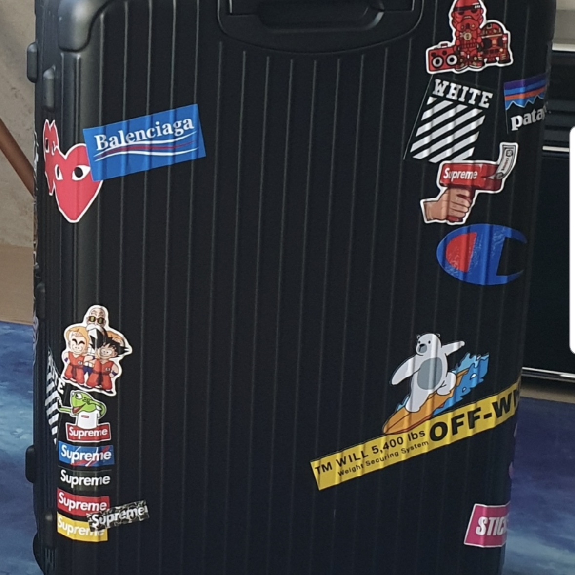 Rimowa Essential Check-In Large Polycarbonate Suitcase Matte Black 착용 스타일 - 5