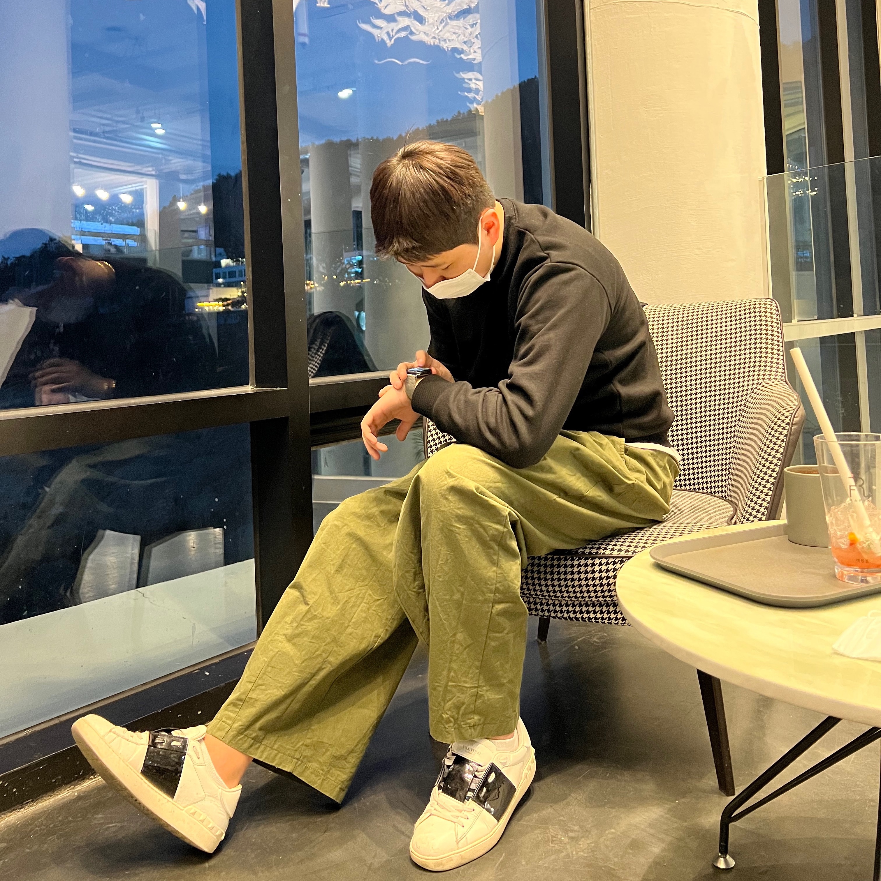 Valentino Calfskin Open Leather Sneakers White Black, Apple Watch Nike SE 40mm GPS Space Gray Aluminum Case with Nike Sport Band USB C  Anthracite Black (Korean Ver.) 착용 스타일
