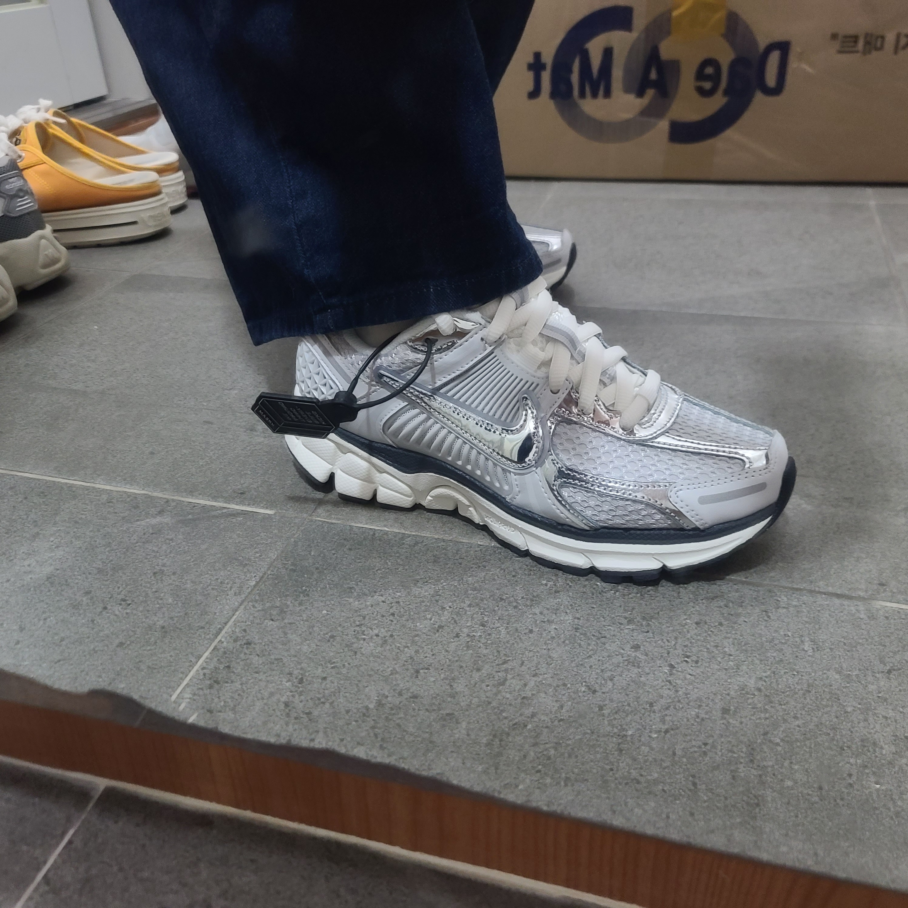 (W) Nike Zoom Vomero 5 Photon Dust and Metallic Silver 착용 스타일 - 1