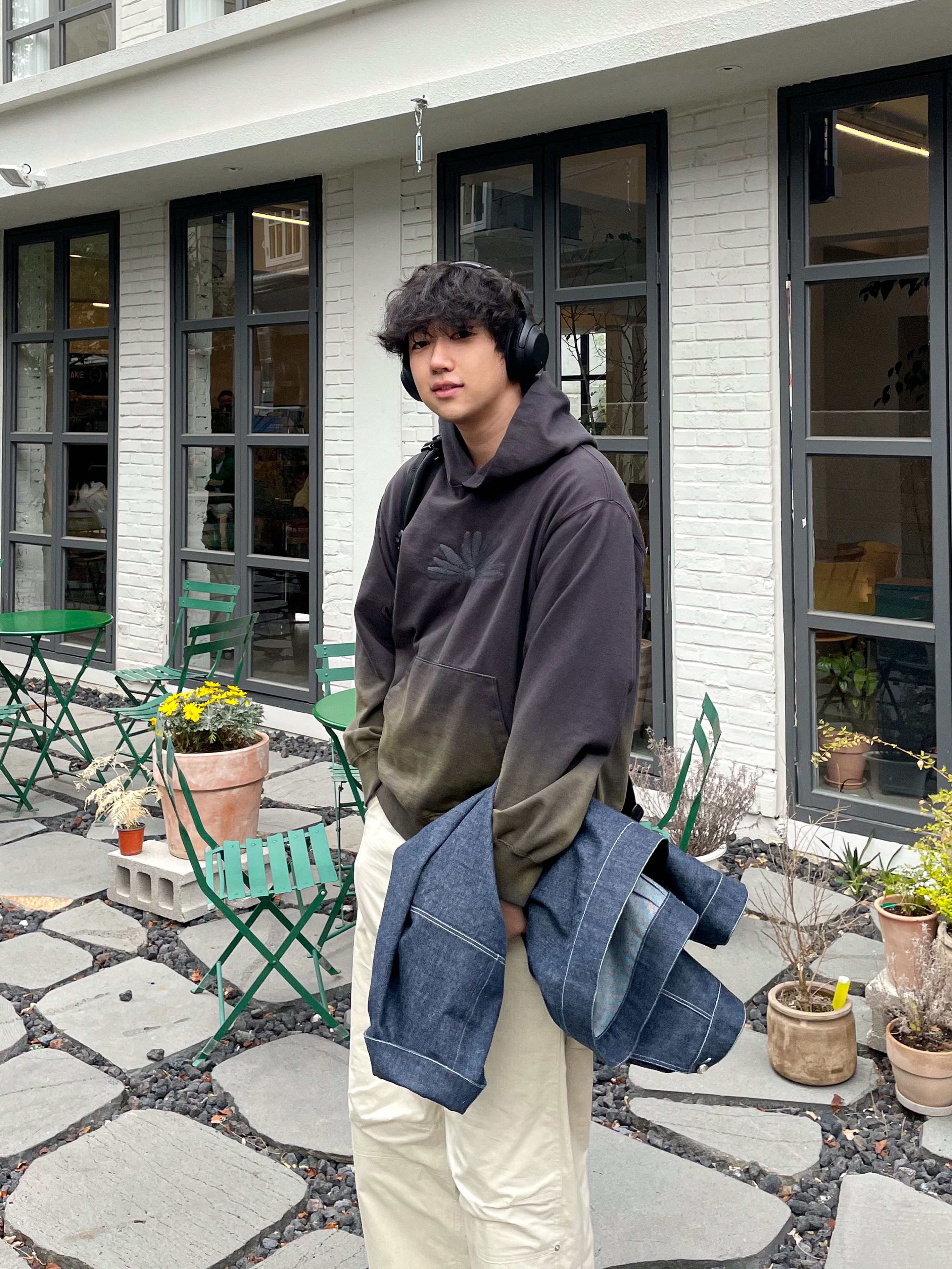 Sony WH-1000XM4 Black (Korean Ver.), Arc'teryx Mantis 32 Backpack Black 착용 스타일 - 2
