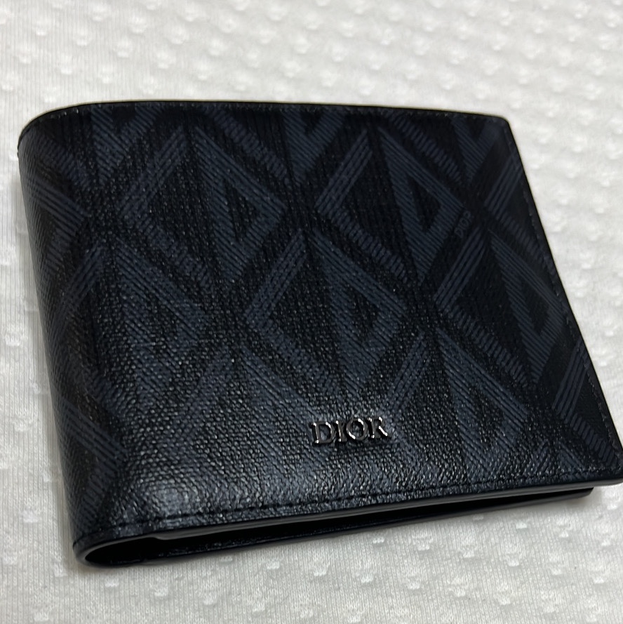 Dior CD Diamond Canvas Wallet Black 착용 스타일 - 2