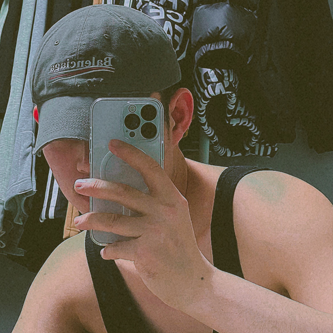 (W) Balenciaga Political Campaign Destroyed Cap Gray Silver 착용 스타일