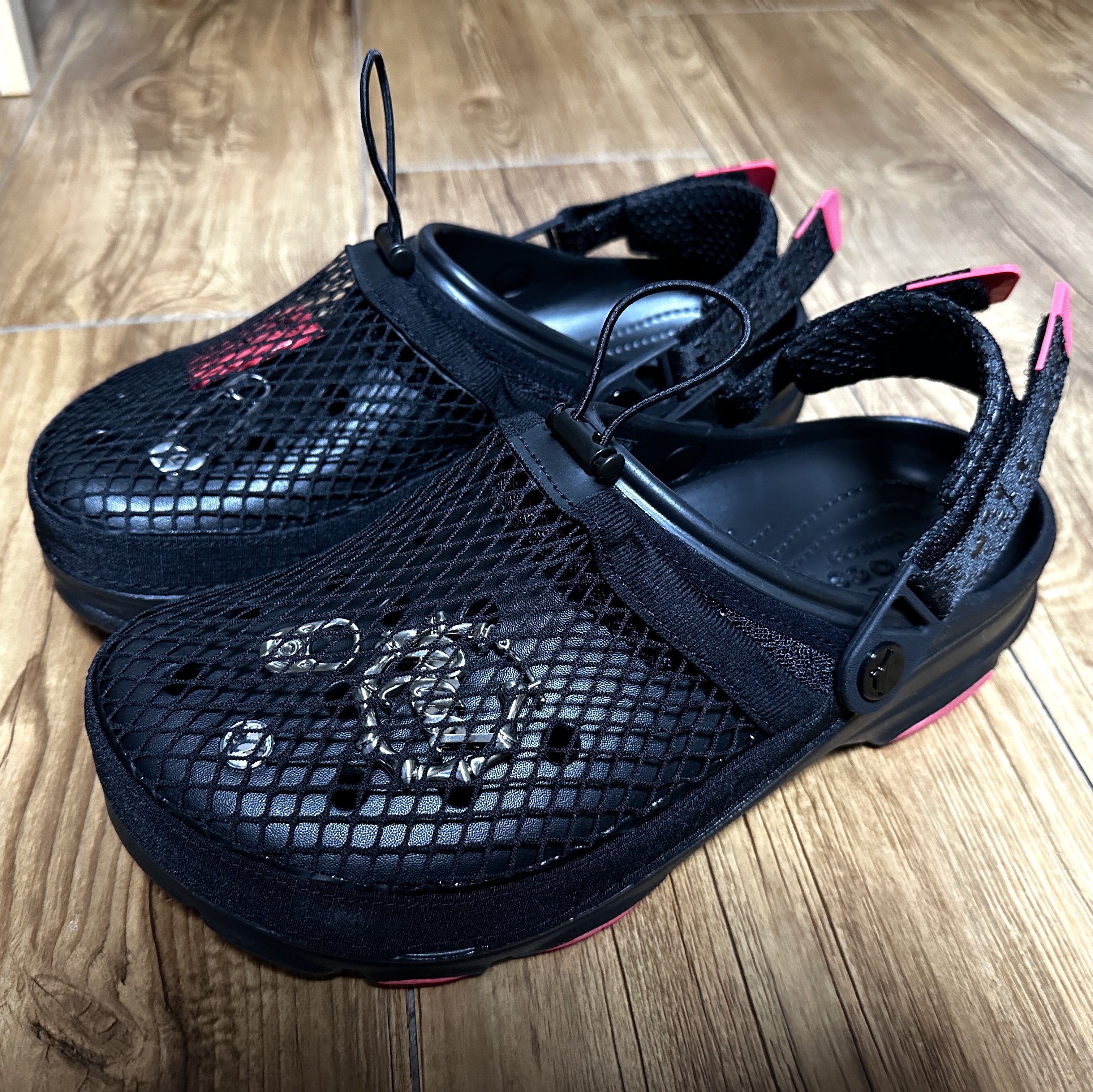 Crocs x Staple Classic All Terrain Clog Black 착용 스타일 - 1