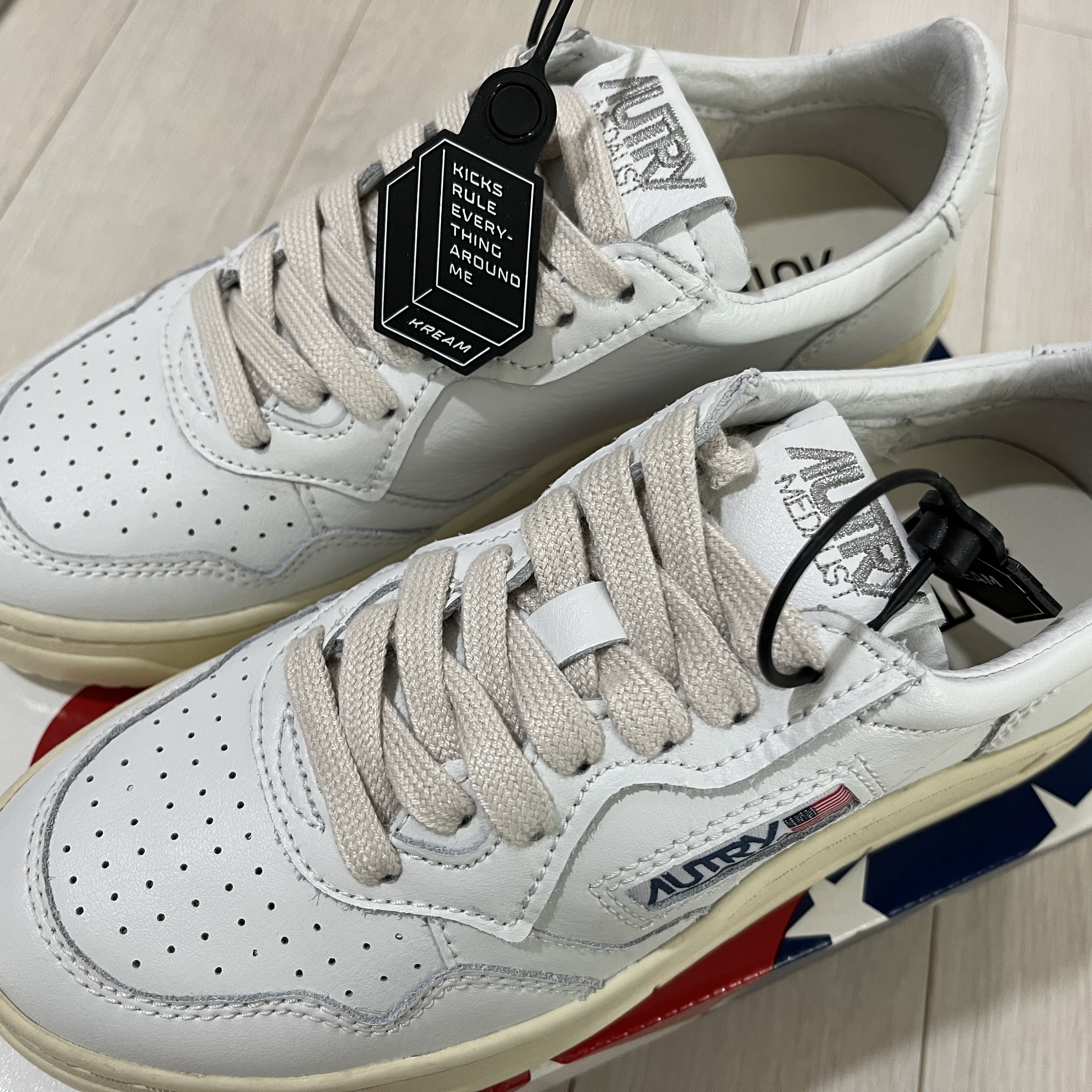 (W) Autry Medalist Low Leather Sneakers White 착용 스타일 - 2