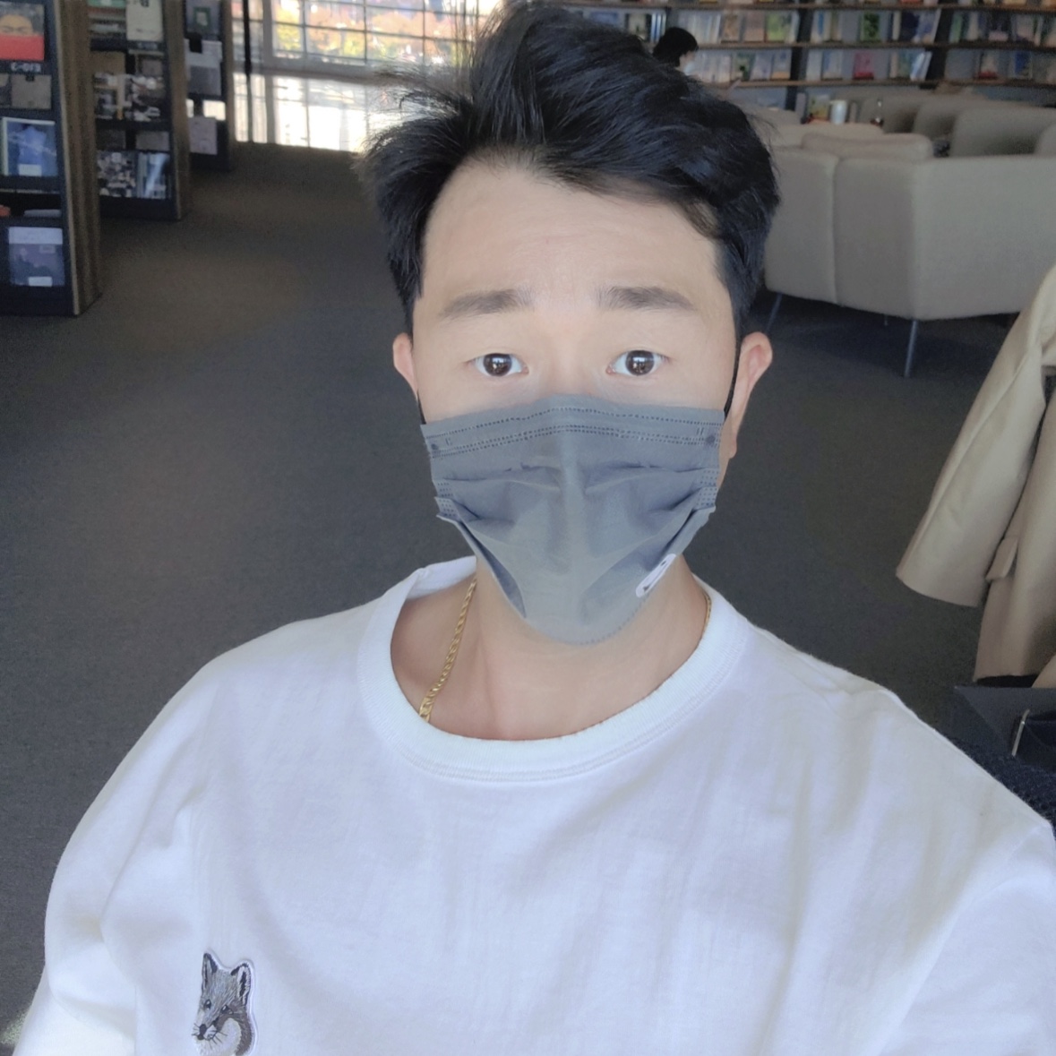 Maison Kitsune Grey Fox Head Patch Classic T-Shirt White 착용 스타일 - 3