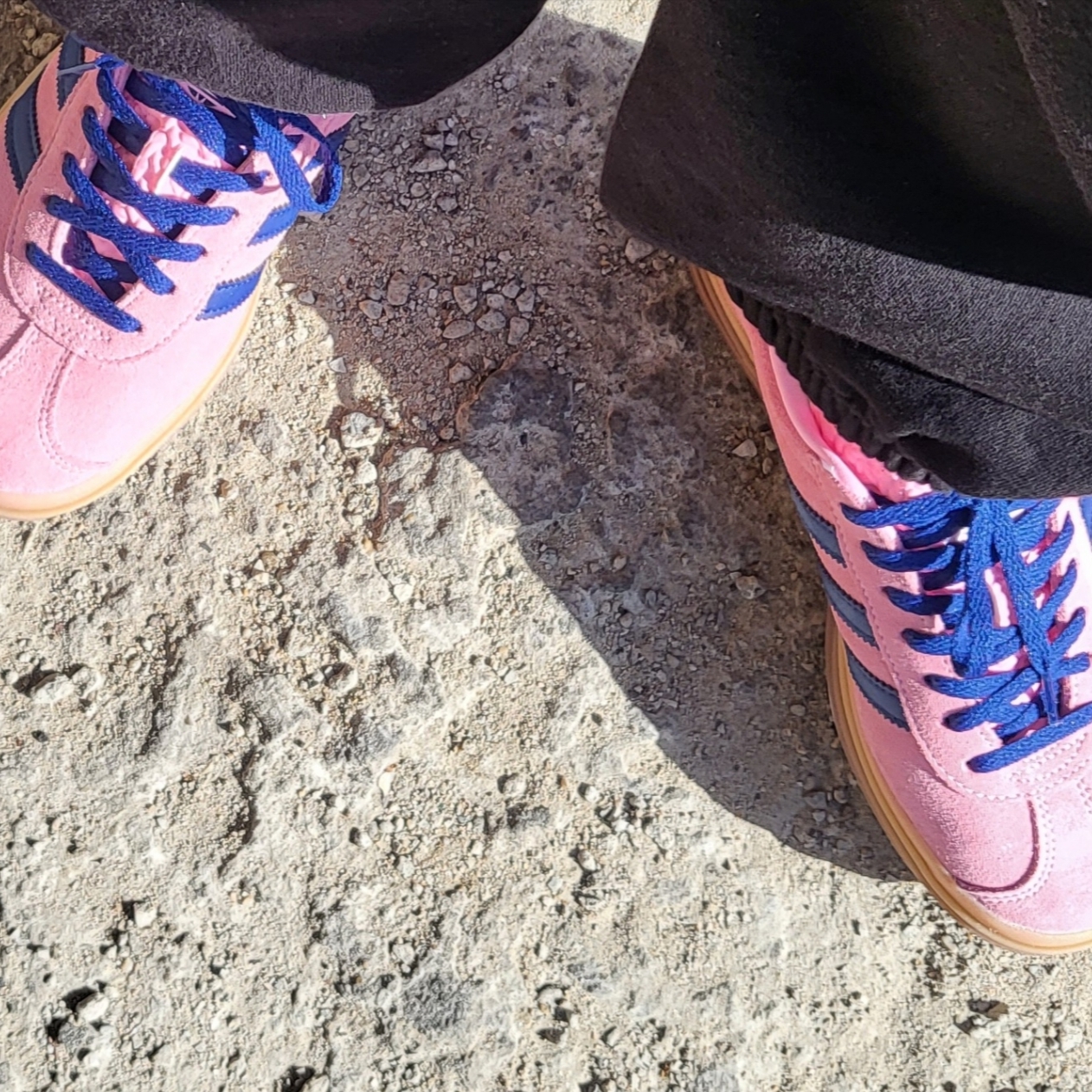 (W) Adidas Gazelle Bold Pink Glow Victory Blue 착용 스타일 - 1