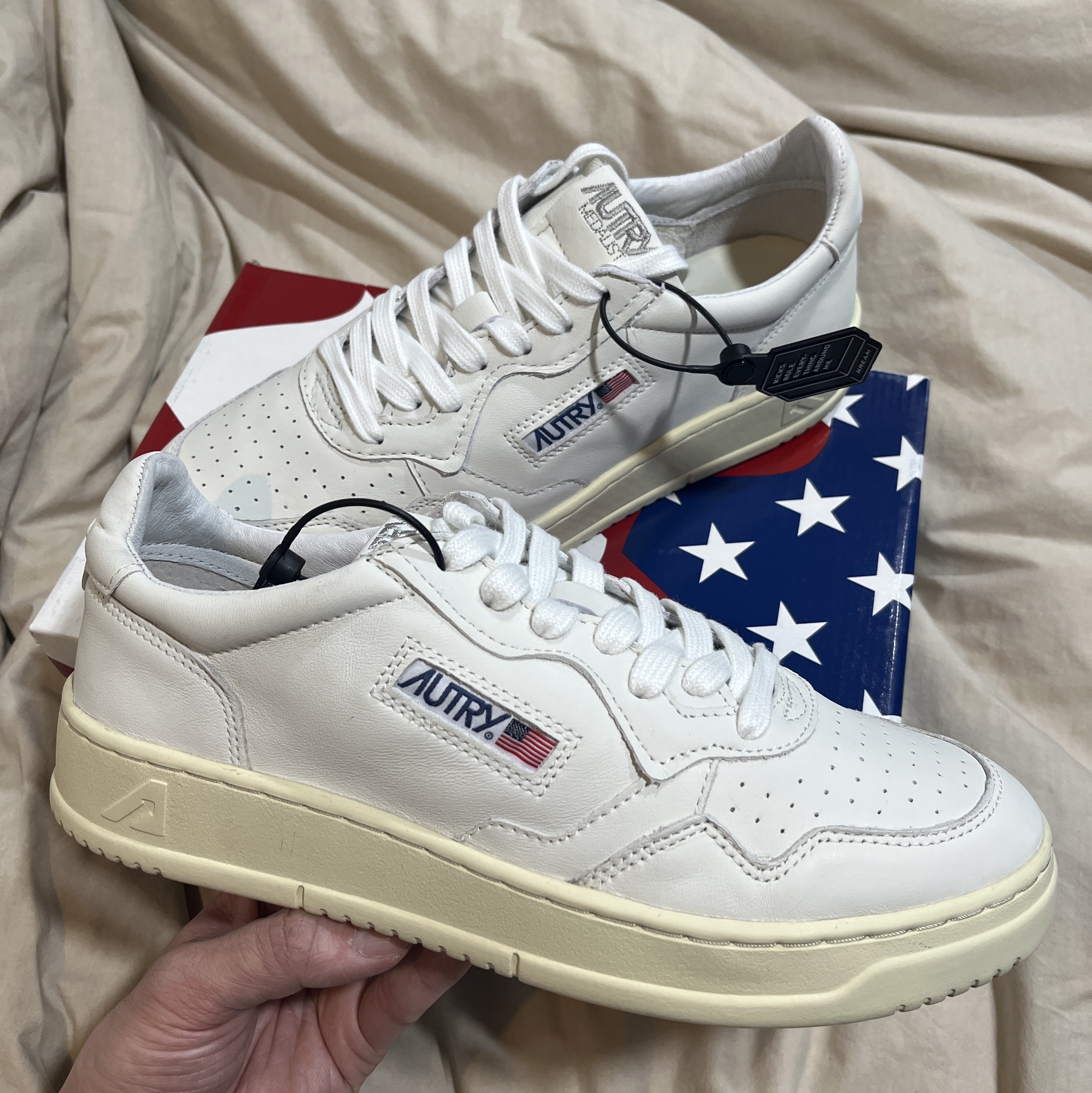 Autry Medalist Low Goatskin Sneakers White 착용 스타일