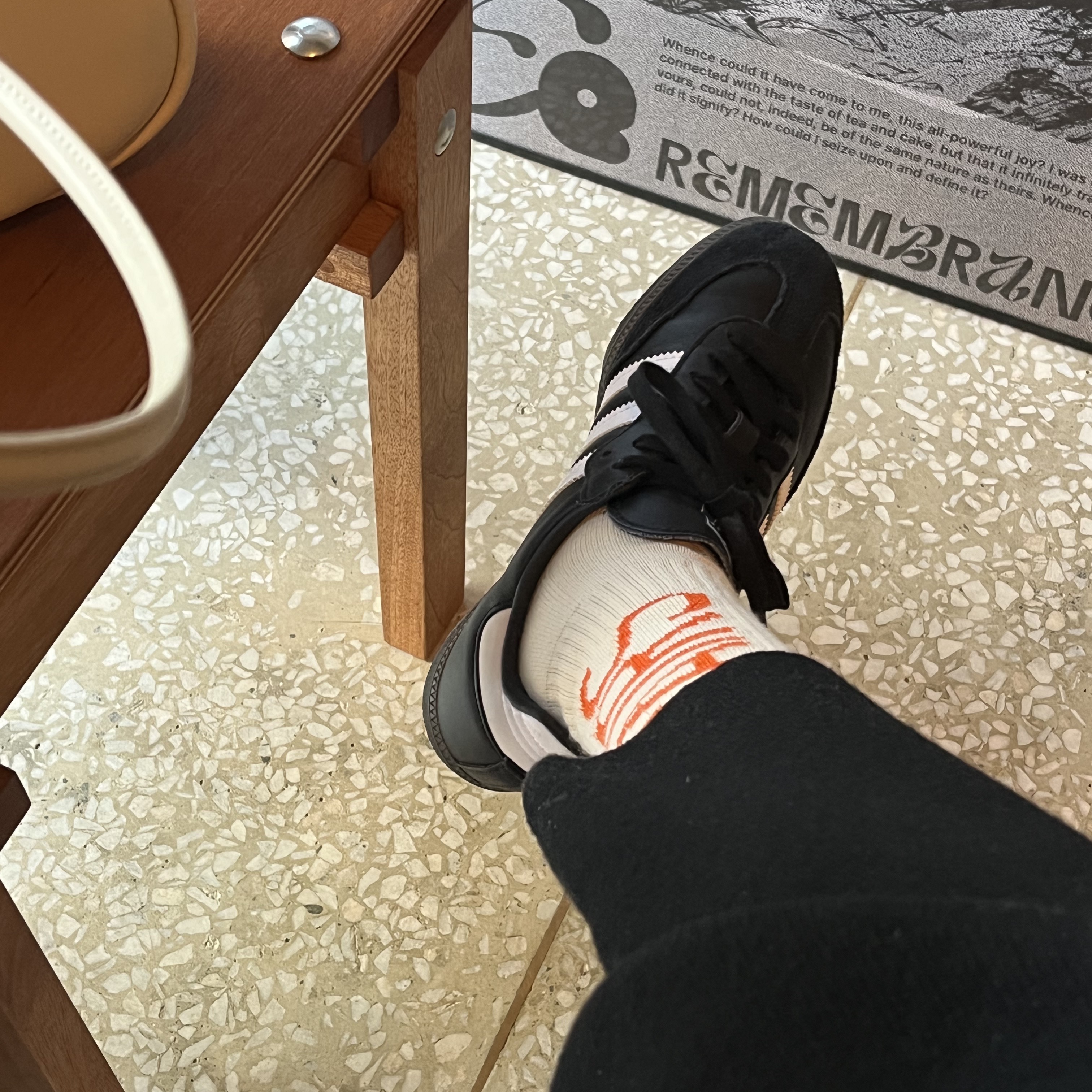Adidas Samba OG Black White Gum 착용 스타일 - 2