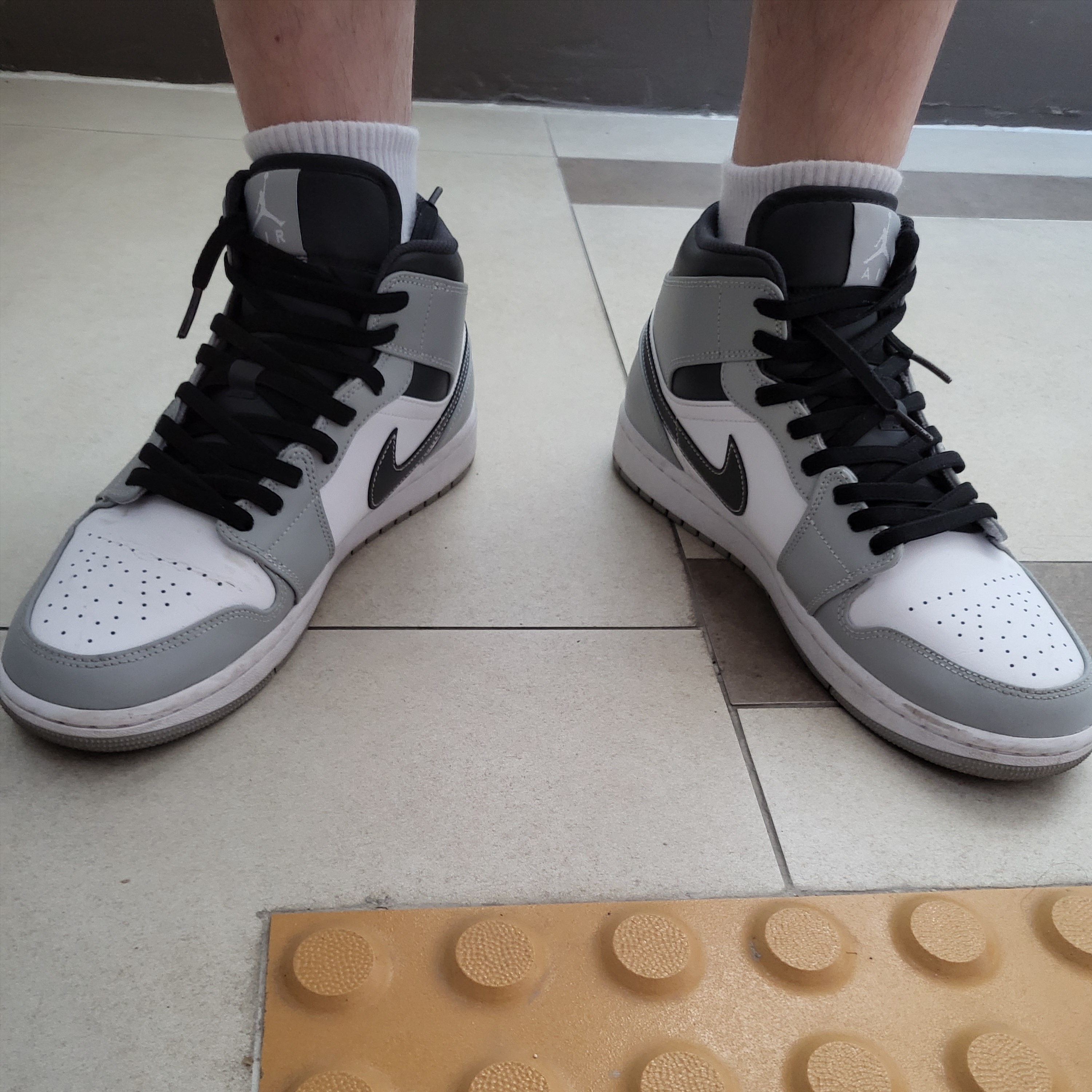 Jordan 1 Mid Light Smoke Grey Anthracite 착용 스타일