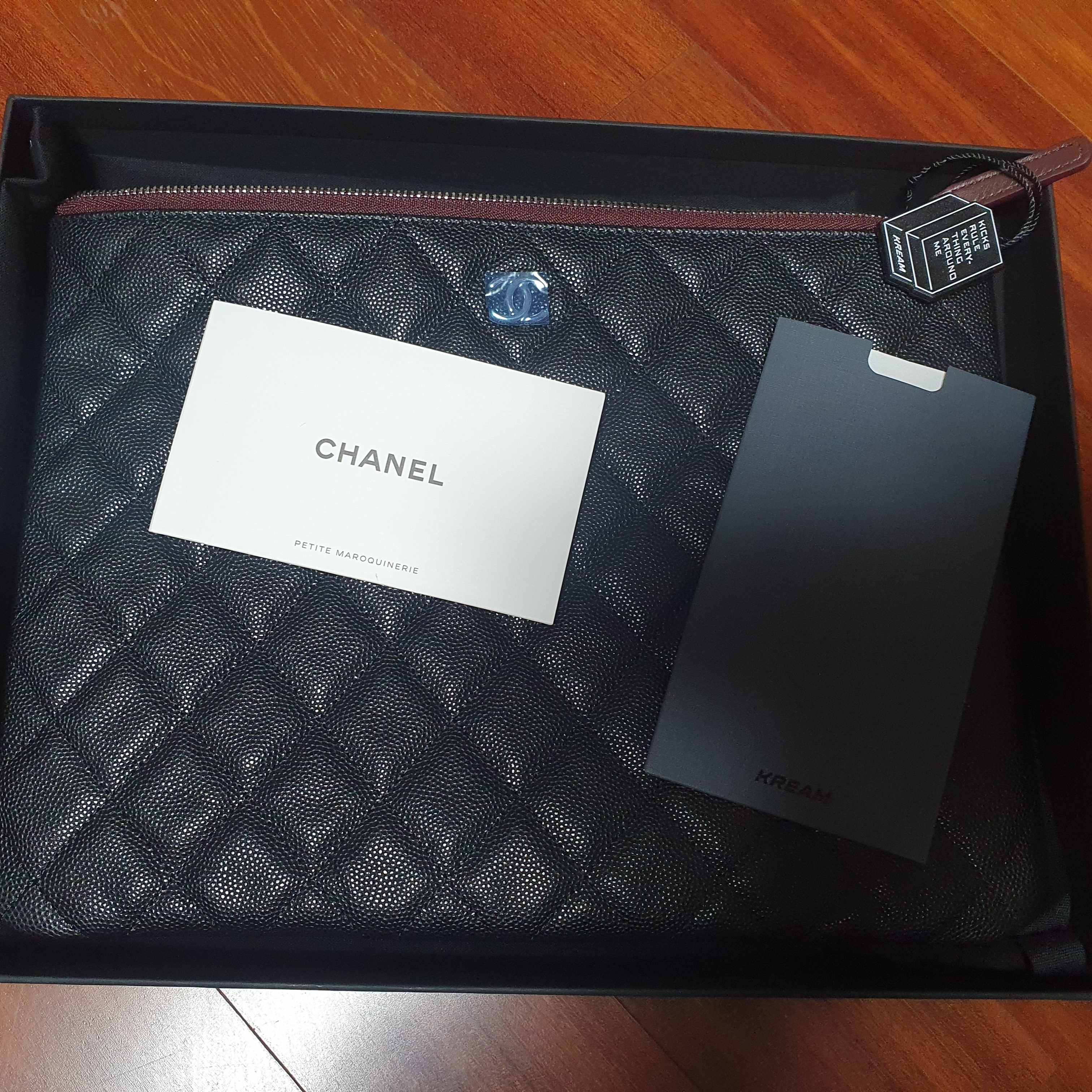 Chanel Medium Classic Pouch Grained Calfskin & Silver Black 착용 스타일