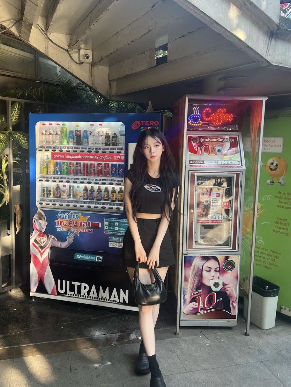 (W) Diesel T-Angie Peekaboo Logo T-Shirt Black 착용 스타일 - 2
