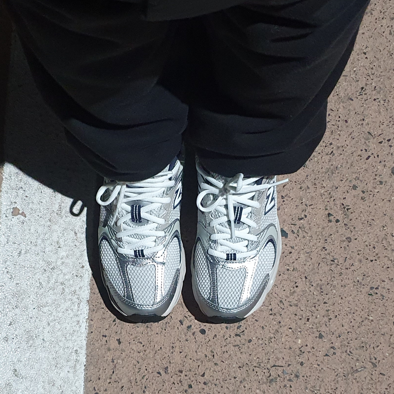 New Balance 530 Steel Grey 착용 스타일 - 1