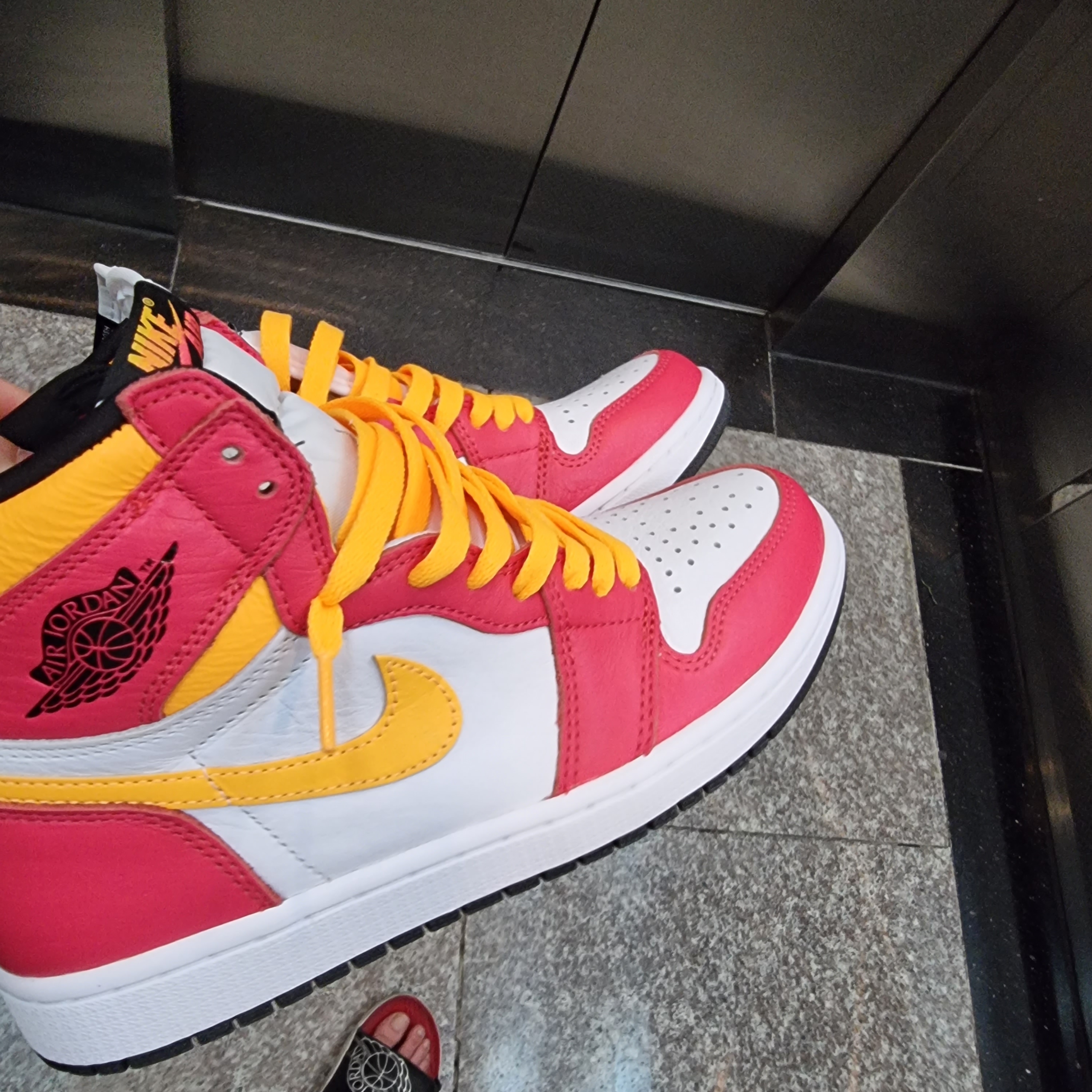 Jordan 1 Retro High OG Light Fusion Red 착용 스타일 - 1