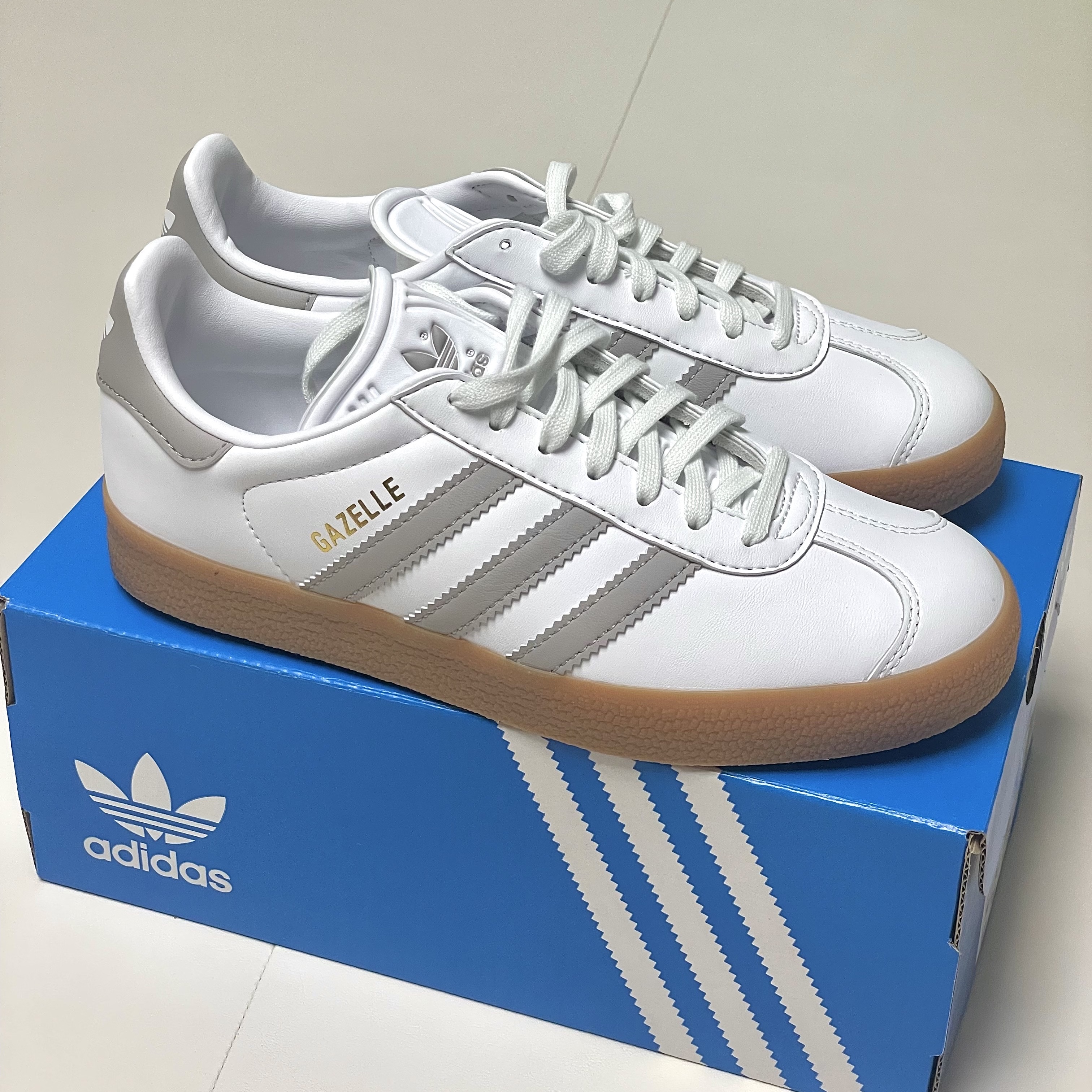 Adidas Gazelle White Grey 착용 스타일