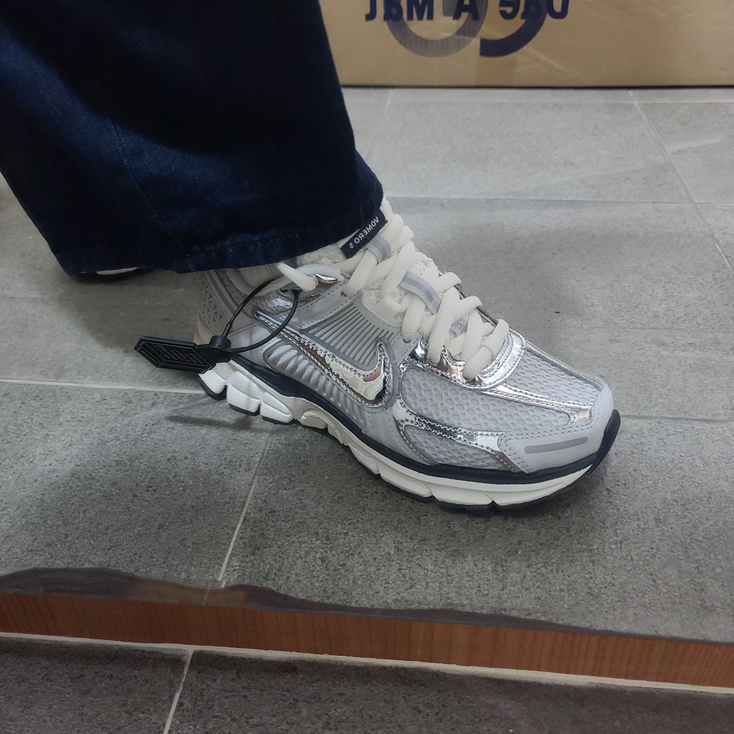 (W) Nike Zoom Vomero 5 Photon Dust and Metallic Silver 착용 스타일 - 2
