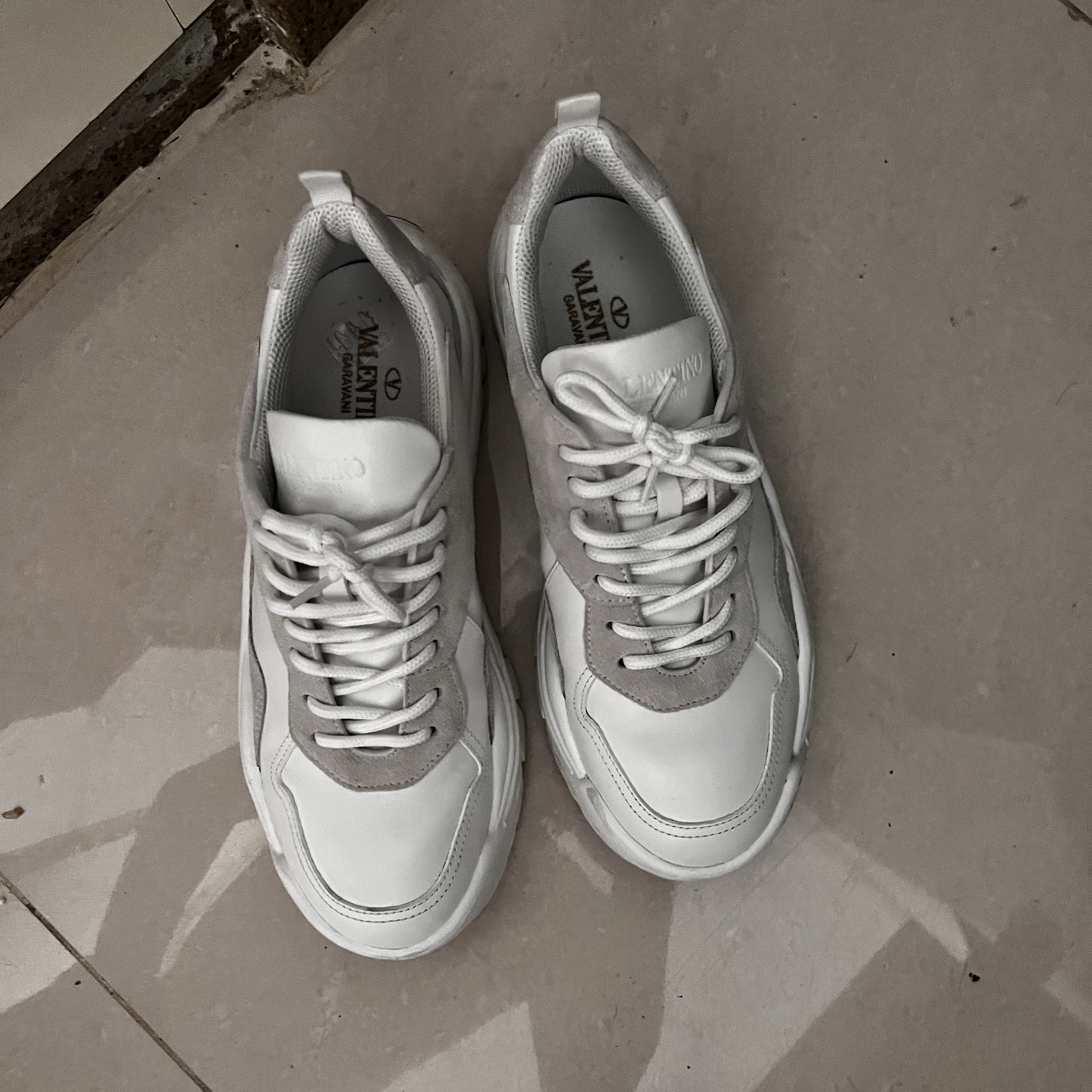 Valentino Gumboy Calfskin Sneakers White 착용 스타일