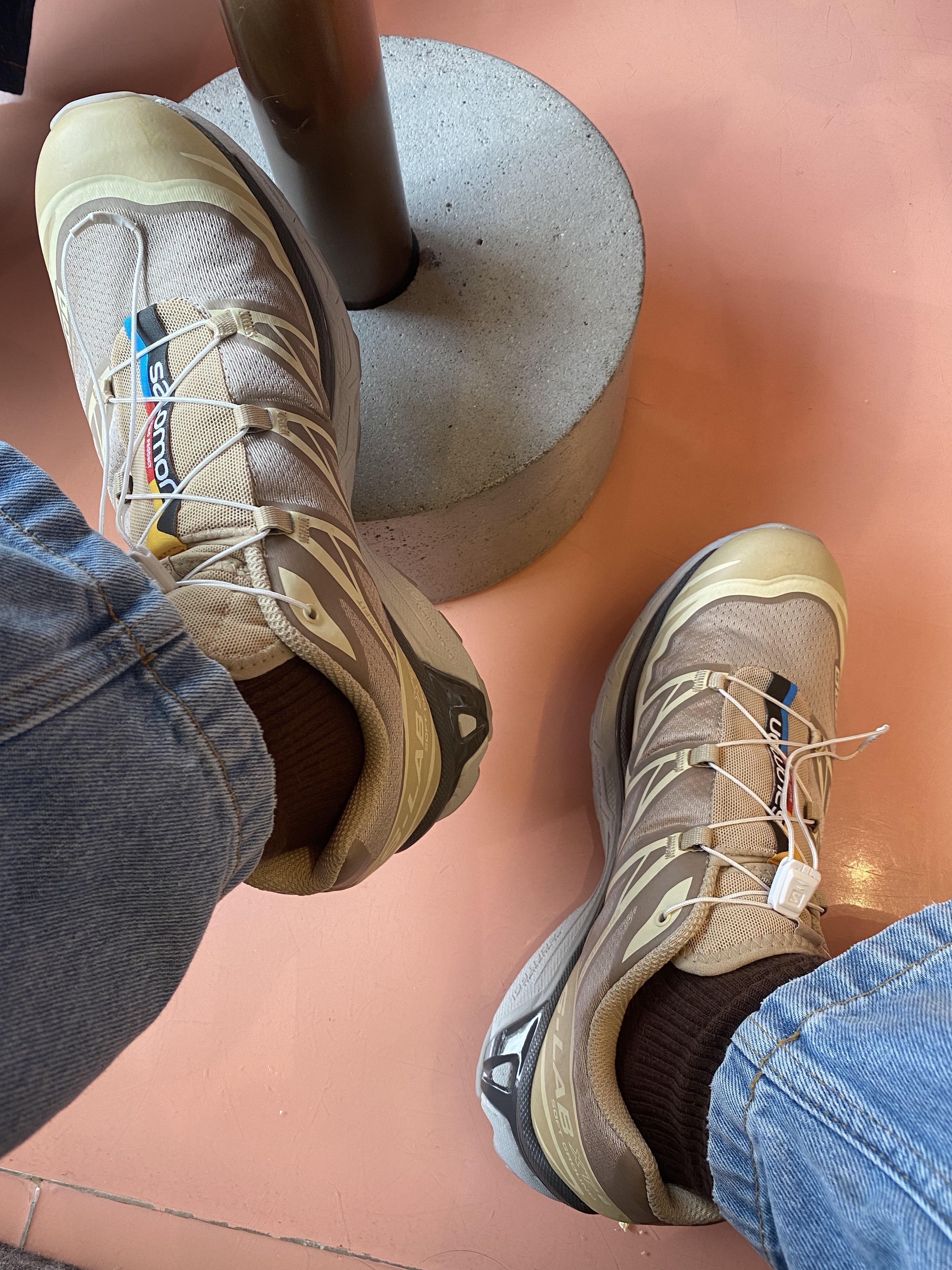 Salomon XT-6 Clear Safari Vanila Ice 착용 스타일 - 3