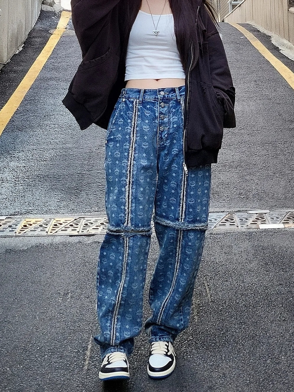 Thug Club x MCM Zip Denim Pants Blue, Prada Symbole Necklace Black 착용 스타일 - 5