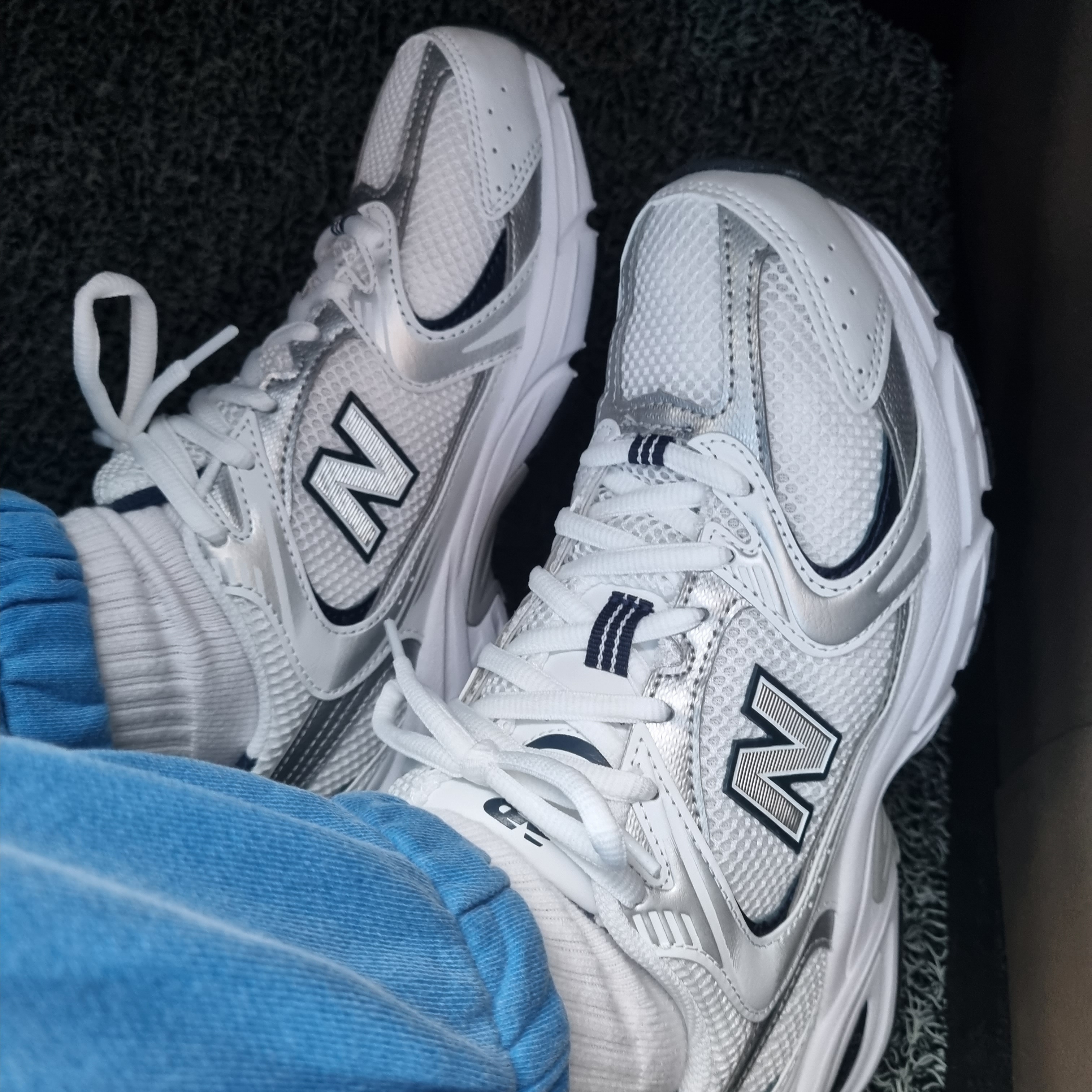 New Balance 530 White 착용 스타일 - 3