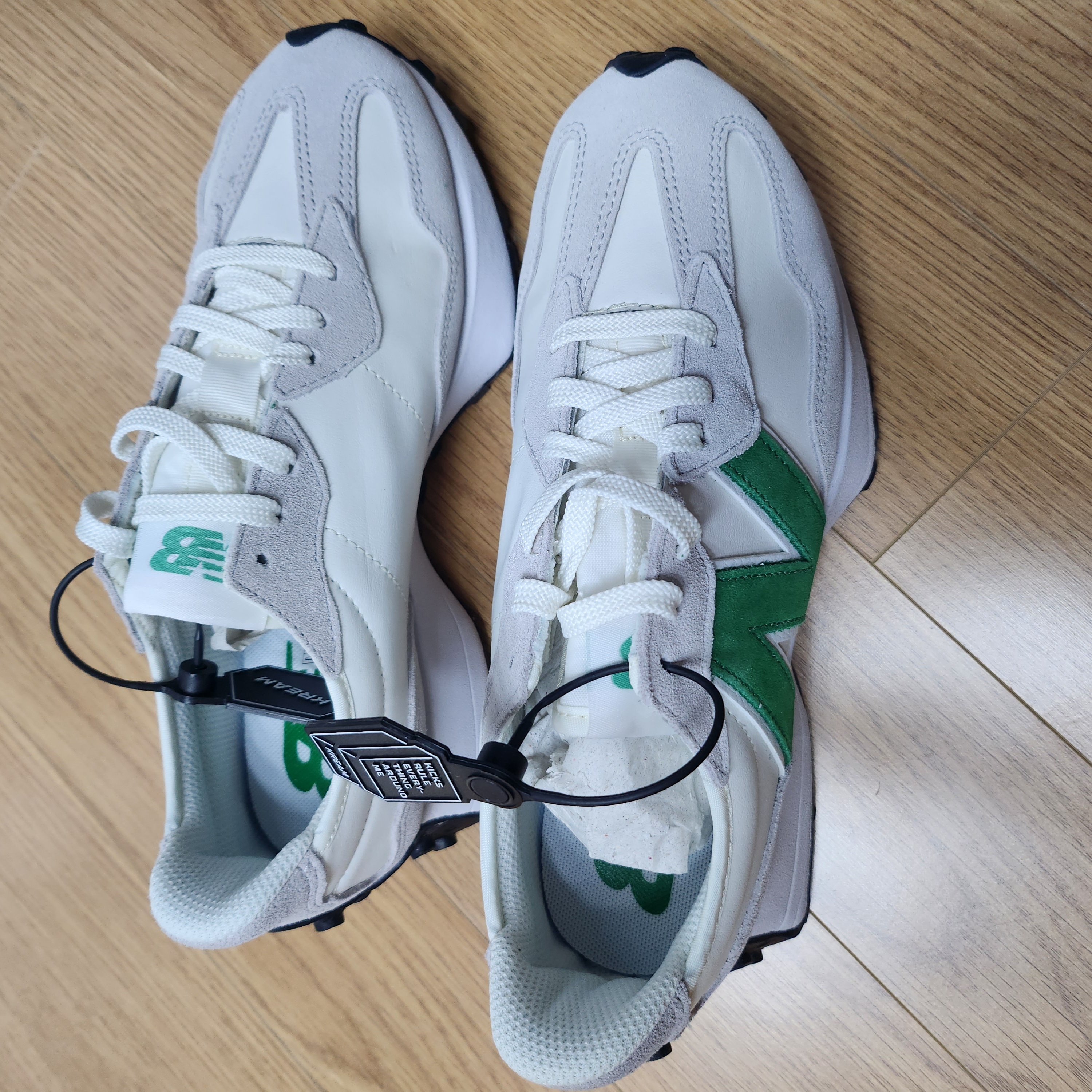 (W) New Balance 327 Rain Cloud Varsity Green 착용 스타일 - 2