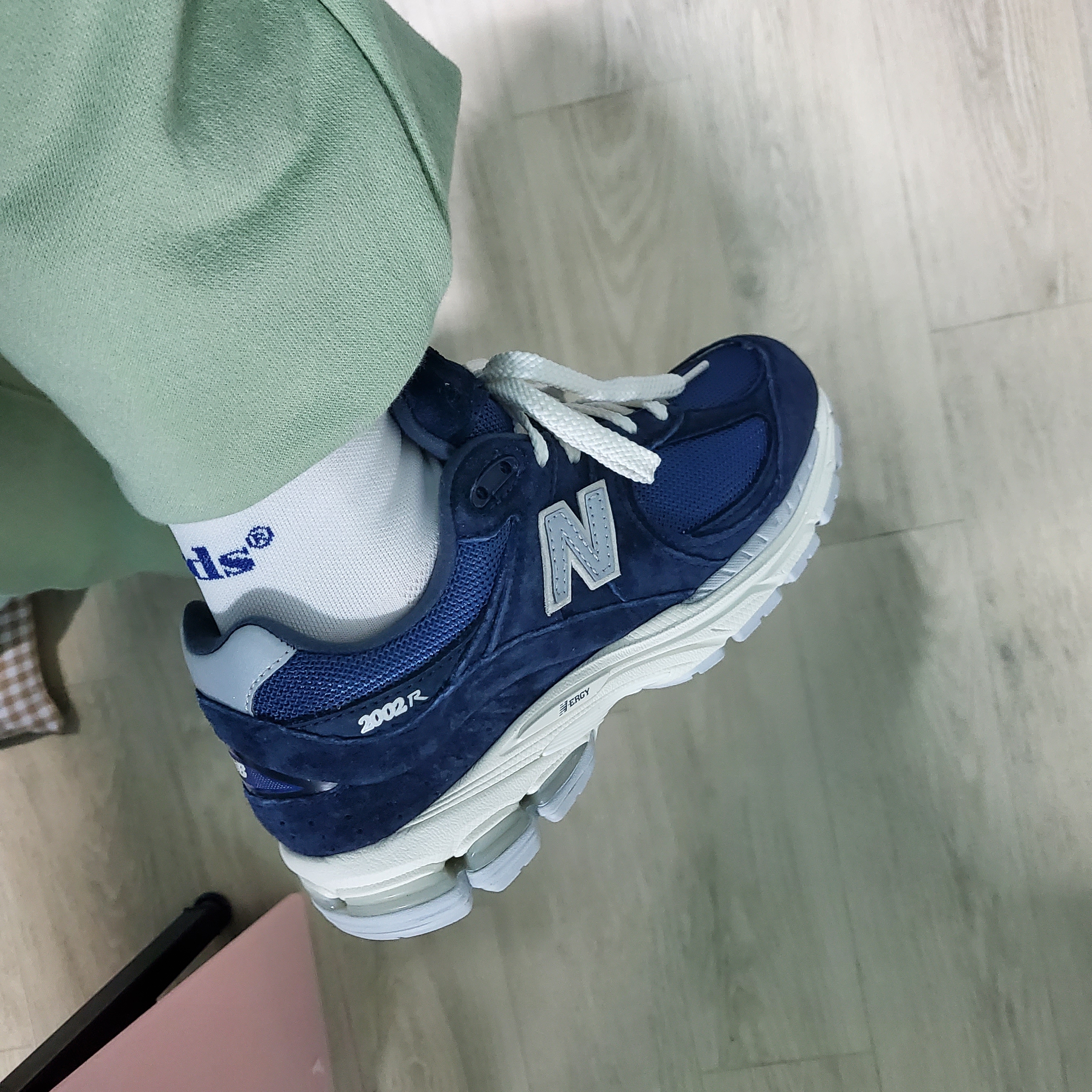 New Balance 2002R Special Vintage Navy 착용 스타일 - 1