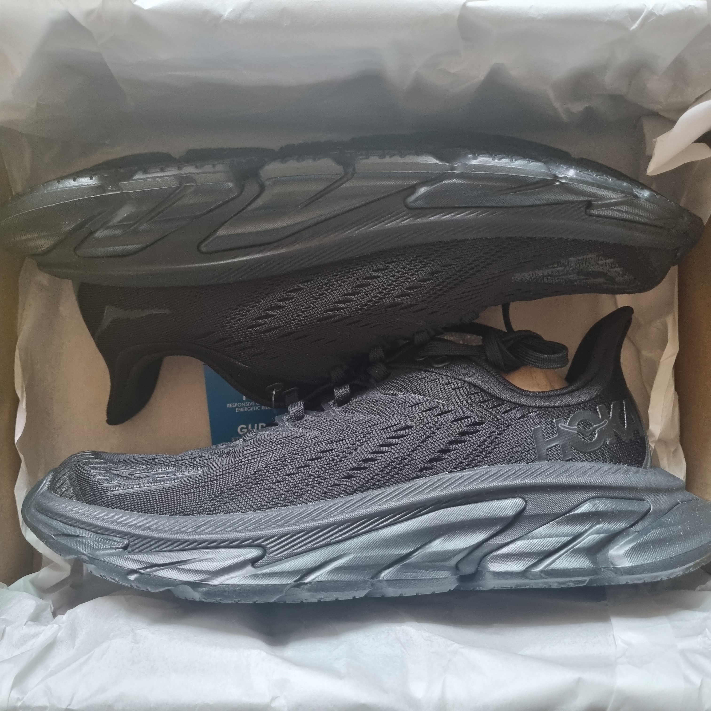 Hoka Clifton Edge Triple Black 착용 스타일