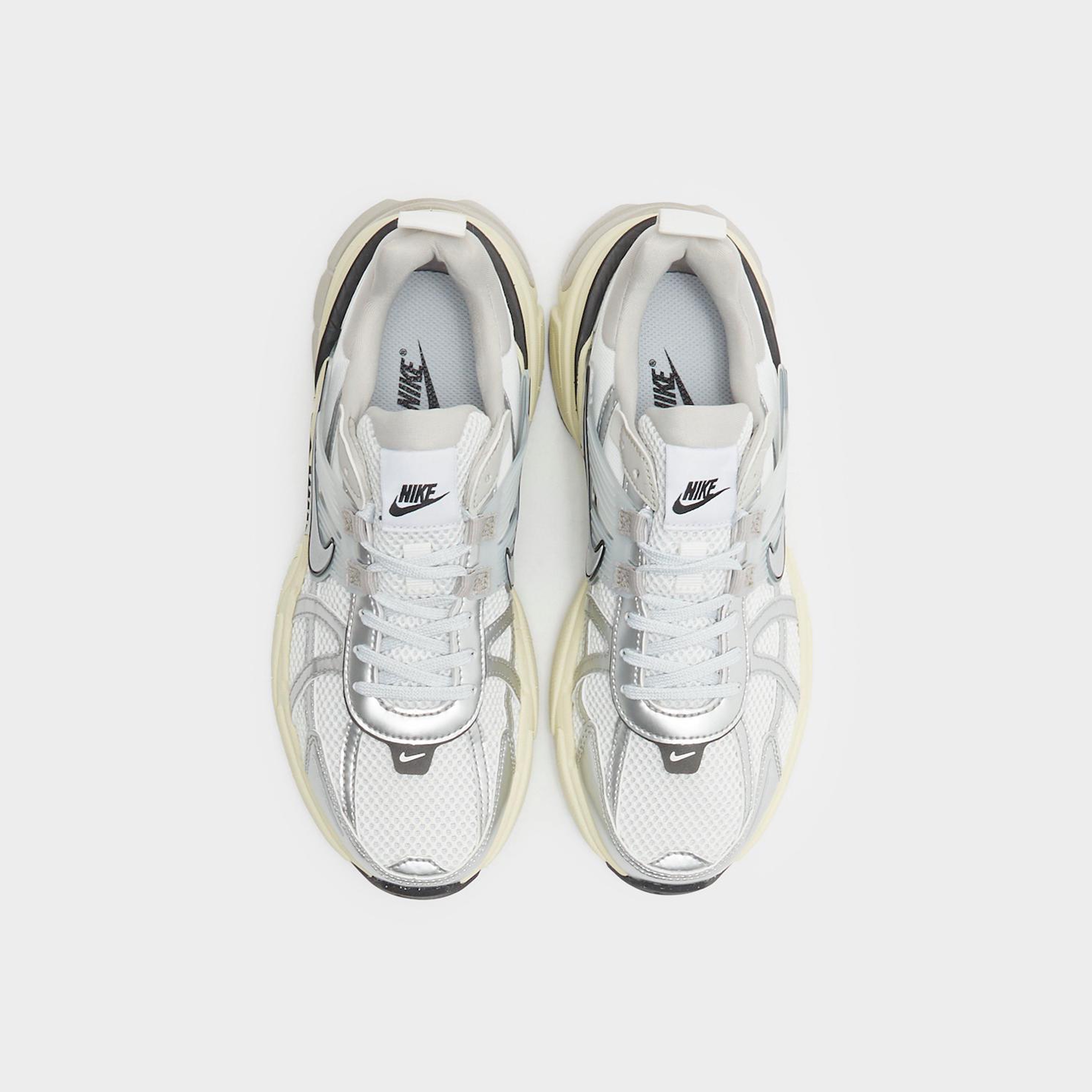 Nike V2K Run Summit White Metallic Silver 착용 스타일 - 4