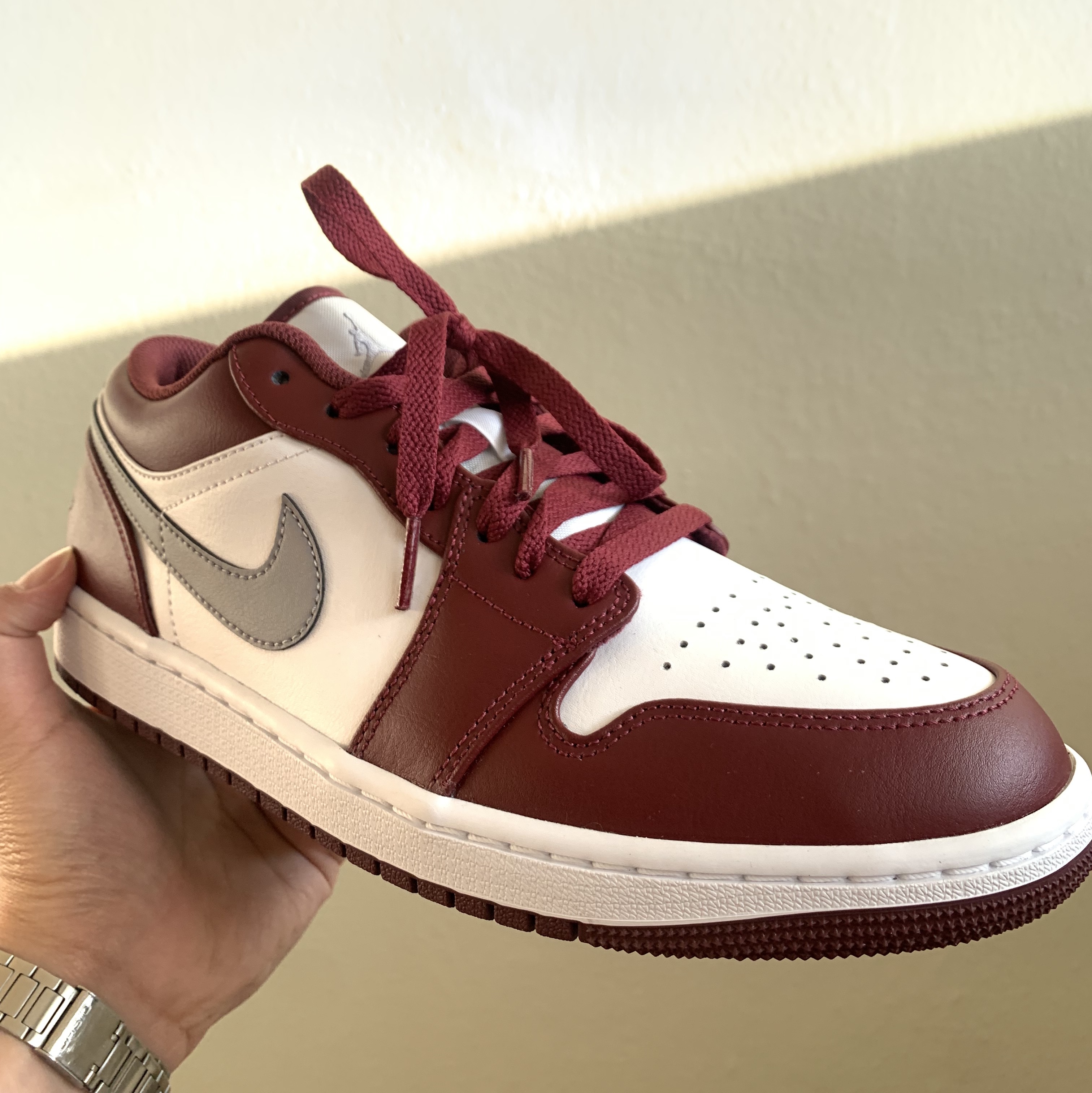 Jordan 1 Low Cherrywood Red 착용 스타일 - 3